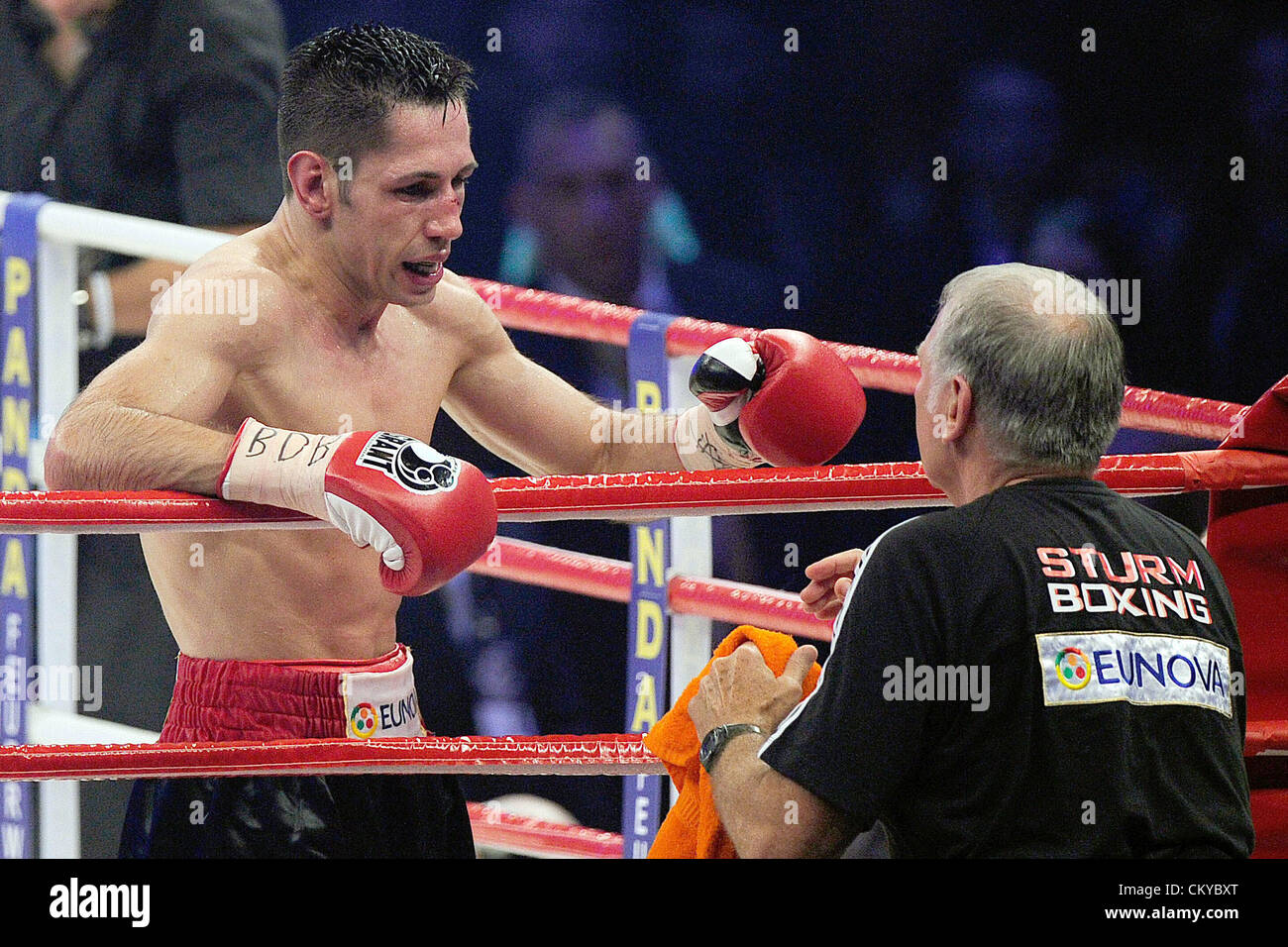 01.02.2012. Oberhausen, Germania. Boxer tedesco Felix Sturm (L) parla al suo allenatore Fritz Sdunek lascia il pugilato ring dopo la lotta contro il pugile australiano e IBF e WBA middleweight campione del mondo di box Geale a Koenig Pilsener Arena di Oberhausen, Germania, 01 settembre 2012. Sturm perso la lotta per i punti. Foto Stock