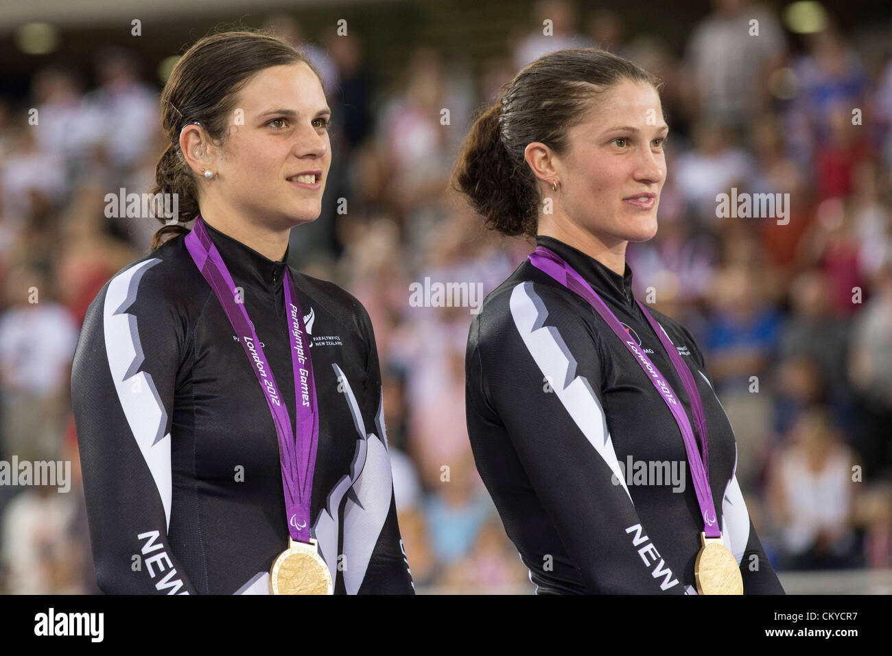 02.09.2012 Londra, Inghilterra. Phillipa grigio e Laura Thompson (NZL) con le loro medaglie per le donne individuale B perseguire il giorno 4 di Paralimpici ciclismo su pista dal velodromo. Foto Stock