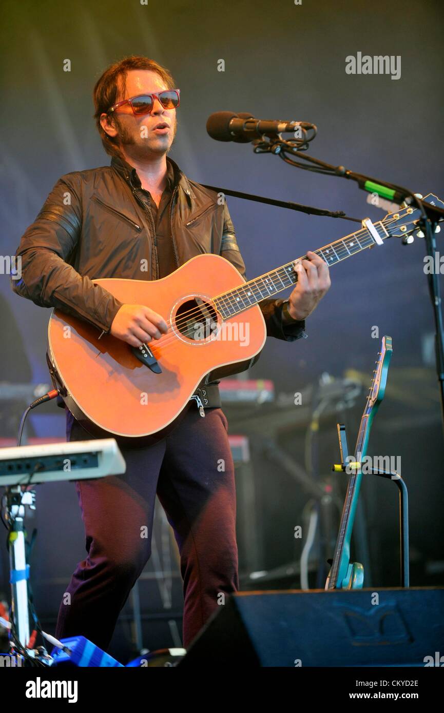 Kingham, UK. Il 1 settembre 2012. Gaz Coombes sul palco del big feastival detenuti presso Alex James' agriturismo vicino a Kingham, Oxfordshire Foto Stock