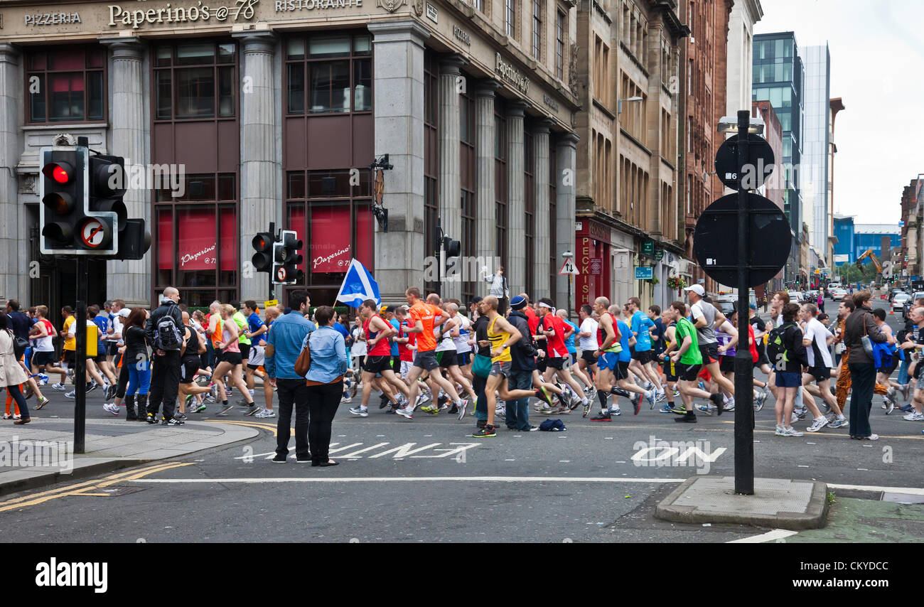 Glasgow, Scotland, Regno Unito il 2 di settembre 2012.I partecipanti alla Bank of Scotland grande scozzese eseguire 2012, una mezza maratona per tutti gli standard da racers ai camminatori. Questa foto mostra le guide che corrono lungo St Vincent Street, vicino all'inizio della gara a George Square. Foto Stock