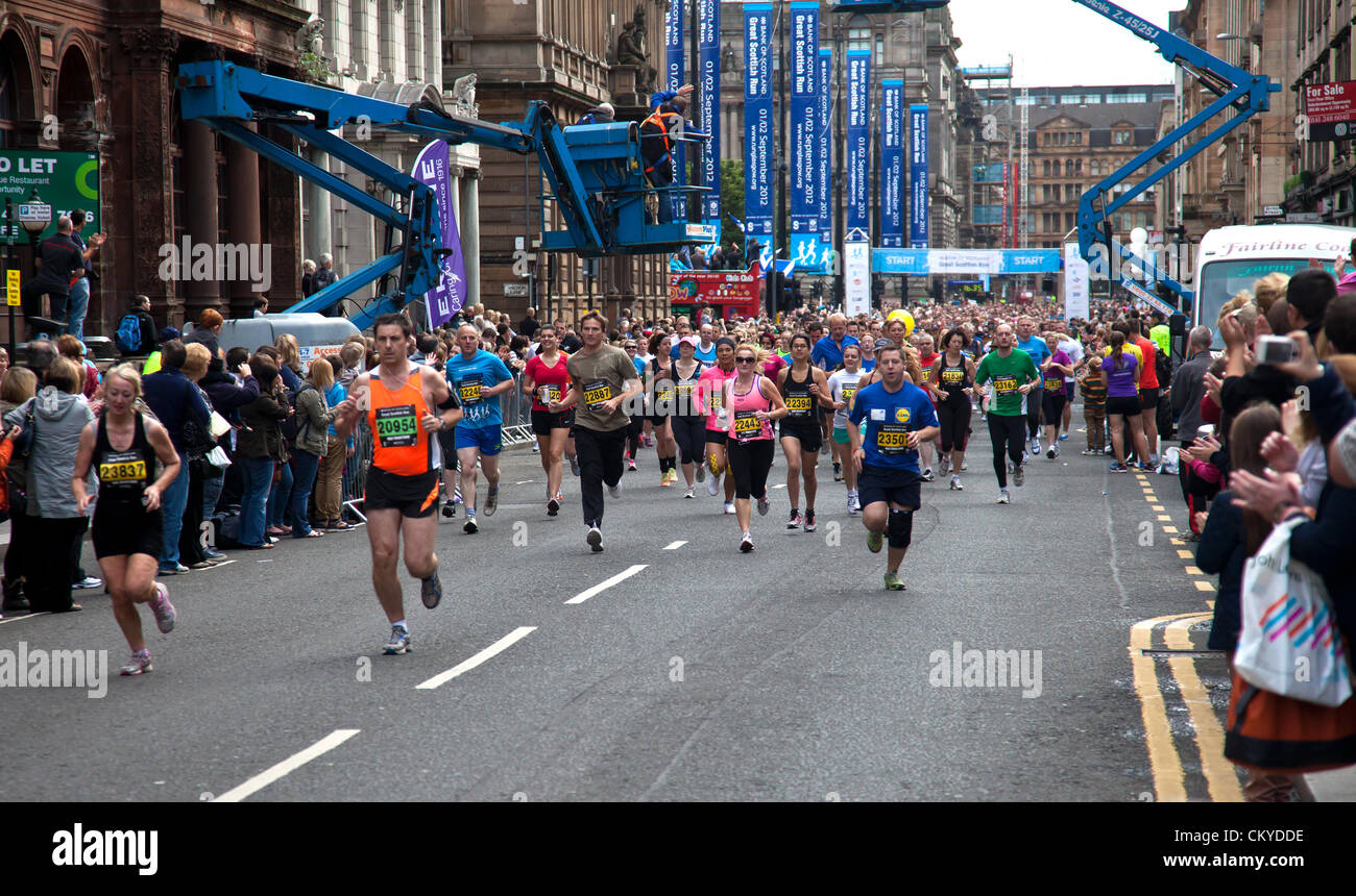 Glasgow, Scotland, Regno Unito il 2 di settembre 2012.I partecipanti alla Bank of Scotland grande scozzese eseguire 2012, una mezza maratona per tutti gli standard da racers ai camminatori. Questa foto mostra le guide che corrono lungo St Vincent Street, vicino all'inizio della gara a George Square. Foto Stock