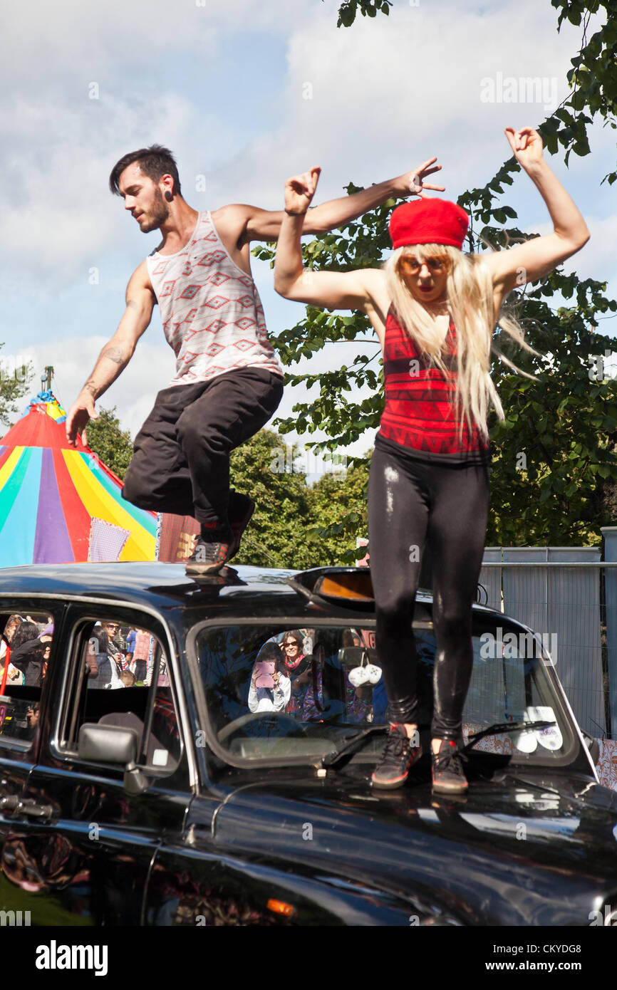 Edimburgo REGNO UNITO Scozia - 2 settembre 2012. Garde Avante Dance eseguendo la loro fusione contemporaneo / hip-hop / parkour performance "Taxi!" a Edimburgo Mela (festival multiculturale). Foto Stock