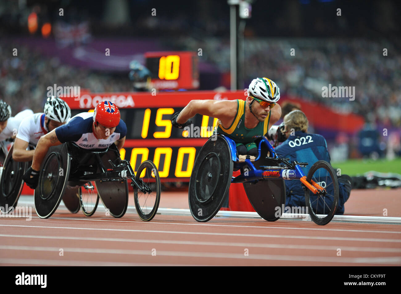 Londra, Regno Unito. 02 Sett 2012 - Kurt Fearnley (AUS) portando il pacco ed essendo intensamente guardato e seguita da David Weir (GBR) durante la 5000m T54 finale al 2012 Londra Summer Giochi Paralimpici. (C) Michael Preston / Alamy Live News. Foto Stock