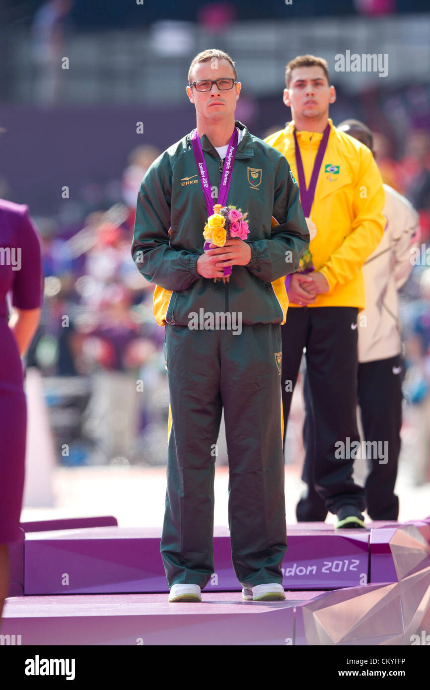 Medaglia di argento Oscar Pistorius (l) con vincitore Alan Fonteles Cardoso Oliveira del Brasile durante la Paralimpiade medal ceremony Foto Stock
