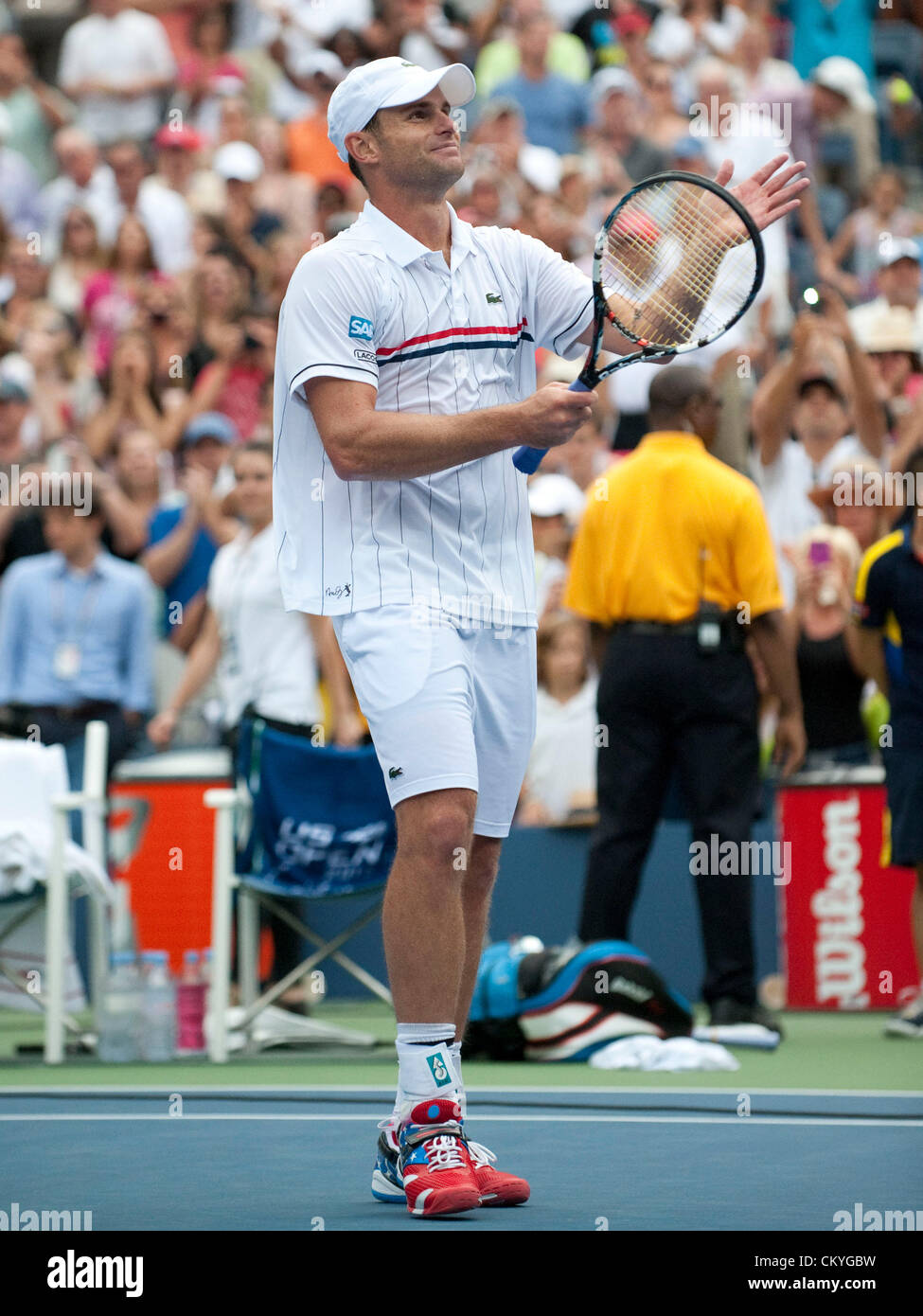 02.09.2012. Lavaggio, NY, STATI UNITI D'AMERICA. Andy Roddick celebra la sua terza vittoria rotonda su Fabio Fognini dell Italia durante gli US Open Tennis torneo di Billie Jean King National Tennis Center in Flushing, New York. Foto Stock