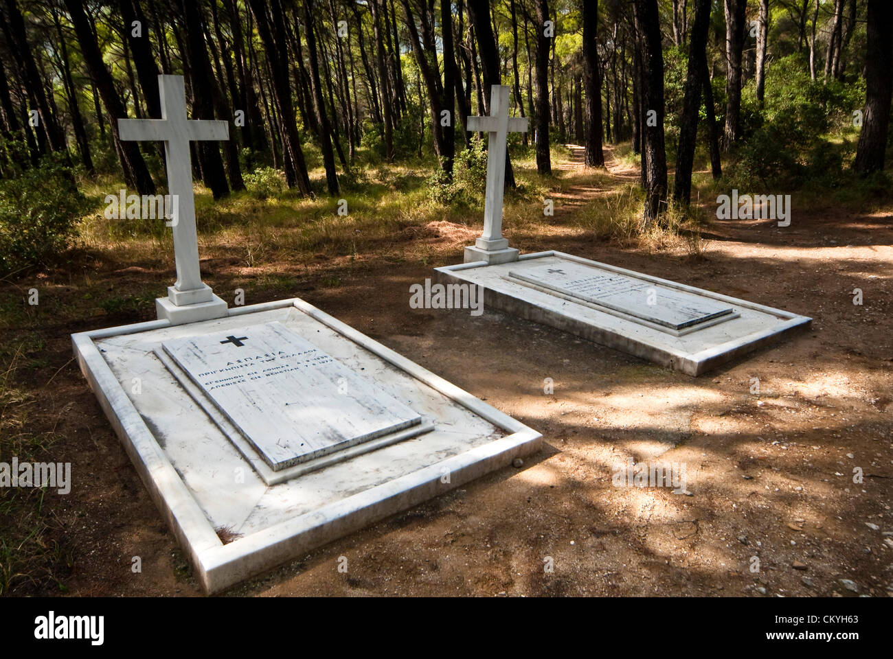 Tatoi: Il cimitero reale di Tatoi. Davanti a sinistra la Tomba della Principessa Aspasia Manos (1896 - 1972) la moglie del re Alessandro I di Grecia. A destra la tomba della Principessa Alexandra (1921 - 1993) figlia di re Alessandro I - Tatoi era originariamente la residenza estiva del greco della famiglia reale che alla fine è stato usato come il loro anno la casa e il luogo di nascita del re George II. La tenuta si trova a circa 20km a nord di Atene vicino a Dekeleia. A circa 1 km dalla residenza principale è il greco Royal cimitero. Una parte della tenuta è anche il royal fattorie. Foto dal 2008. Il 3 settembre 2012. Atene, Gr Foto Stock