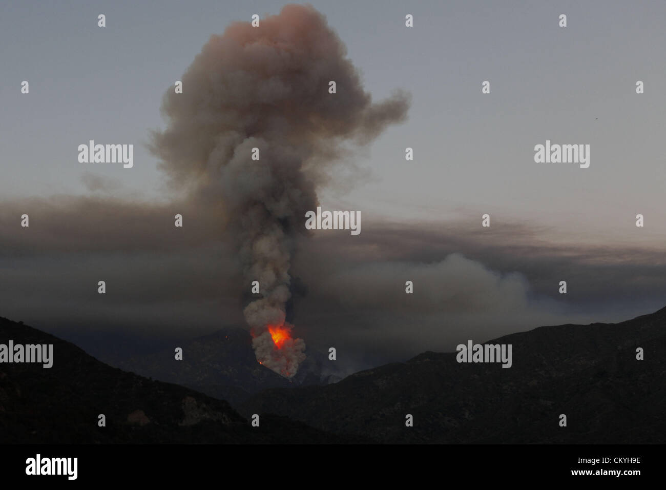 Sett. 2, 2012 - Angeles National Forest, California, Stati Uniti - Un grande fungo nuvola di fumo sale oltre la Williams Fire Domenica, Settembre 2, 2012 in Angeles National Forest, California Il wildfire iniziato dopo una vettura ha preso fuoco lungo la East Fork e su strada è cresciuto di oltre 3.600 acri su terreni scoscesi, evacuando circa 12.000 camper visitando la foresta per il weekend della Festa dei lavoratori. Fumo proveniente dall'blaze era visibile in tutta la zona di Los Angeles. (Credito Immagine: © Patrick Fallon/ZUMAPRESS.com) Foto Stock