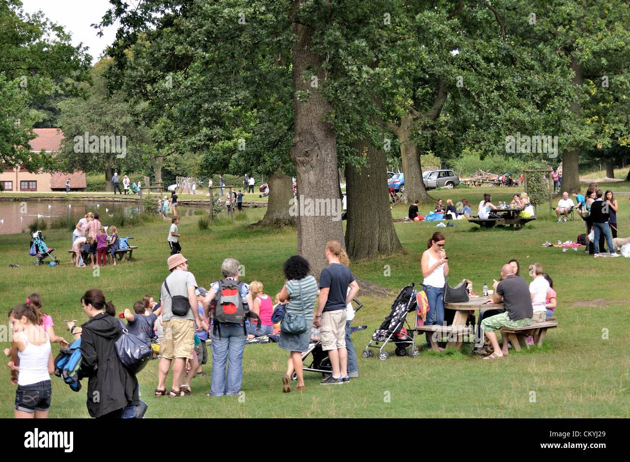 Lunedì 03/09/2012 Lyme Park, CHESHIRE REGNO UNITO. Famiglie godendo un giorno caldo e soleggiato. Foto Stock