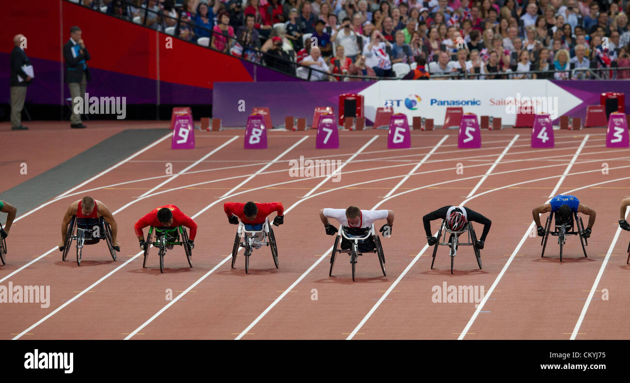 3 settembre 2012 Londra, Regno Unito: sedia a rotelle racers negli uomini 100 metri T53 in testa al traguardo allo Stadio Olimpico presso le Paralimpiadi. La gara è stata vinta da corsia 5 Mickey Bushell della Gran Bretagna. Foto Stock