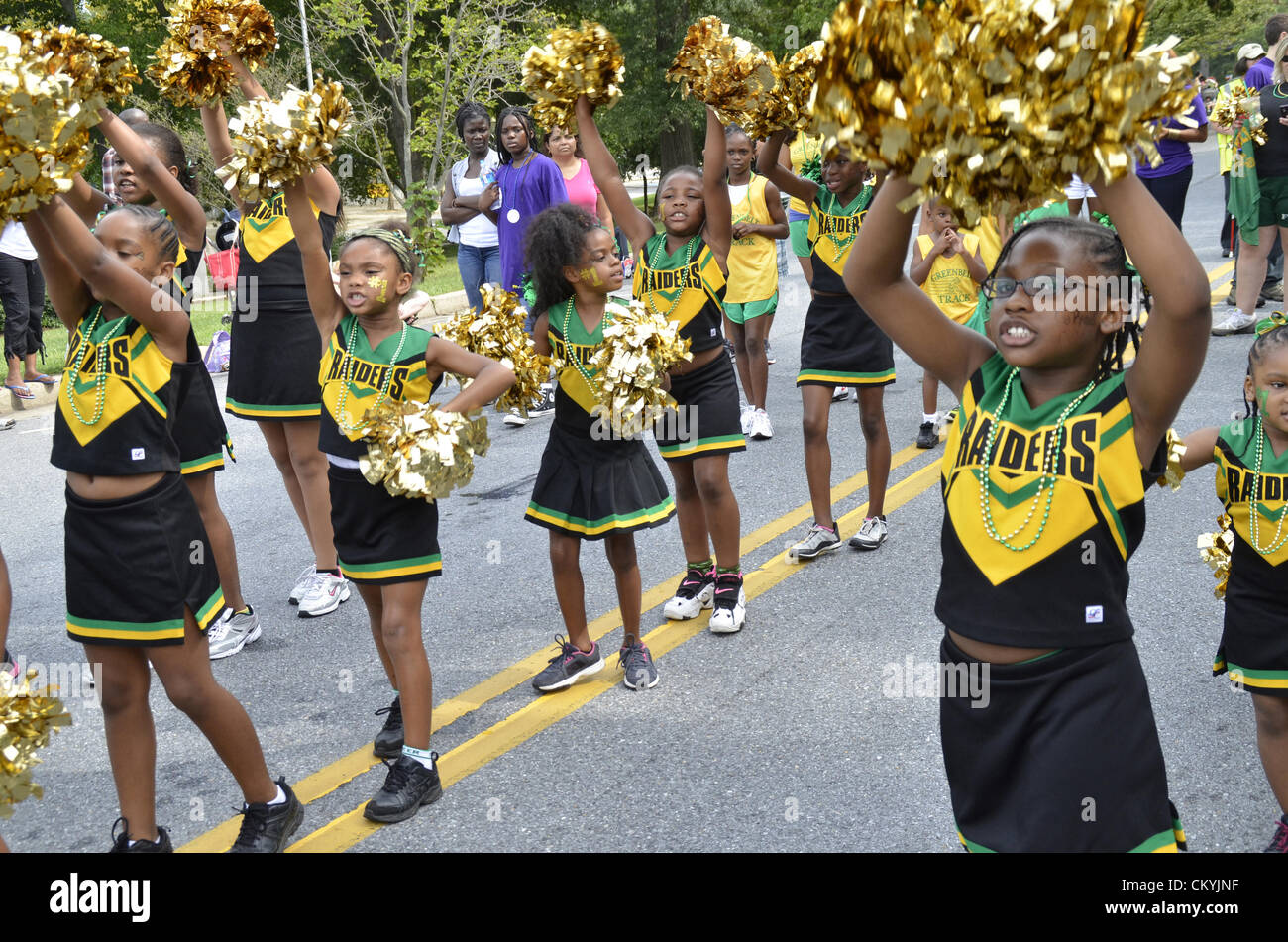 Settembre3, 2012, Greenbelt, Maryland, USA il Greenbelt la parata del giorno del lavoro il Greenbelt ragazzi e ragazze cheerleader marzo nella Greenbelt parata del giorno del lavoro Foto Stock