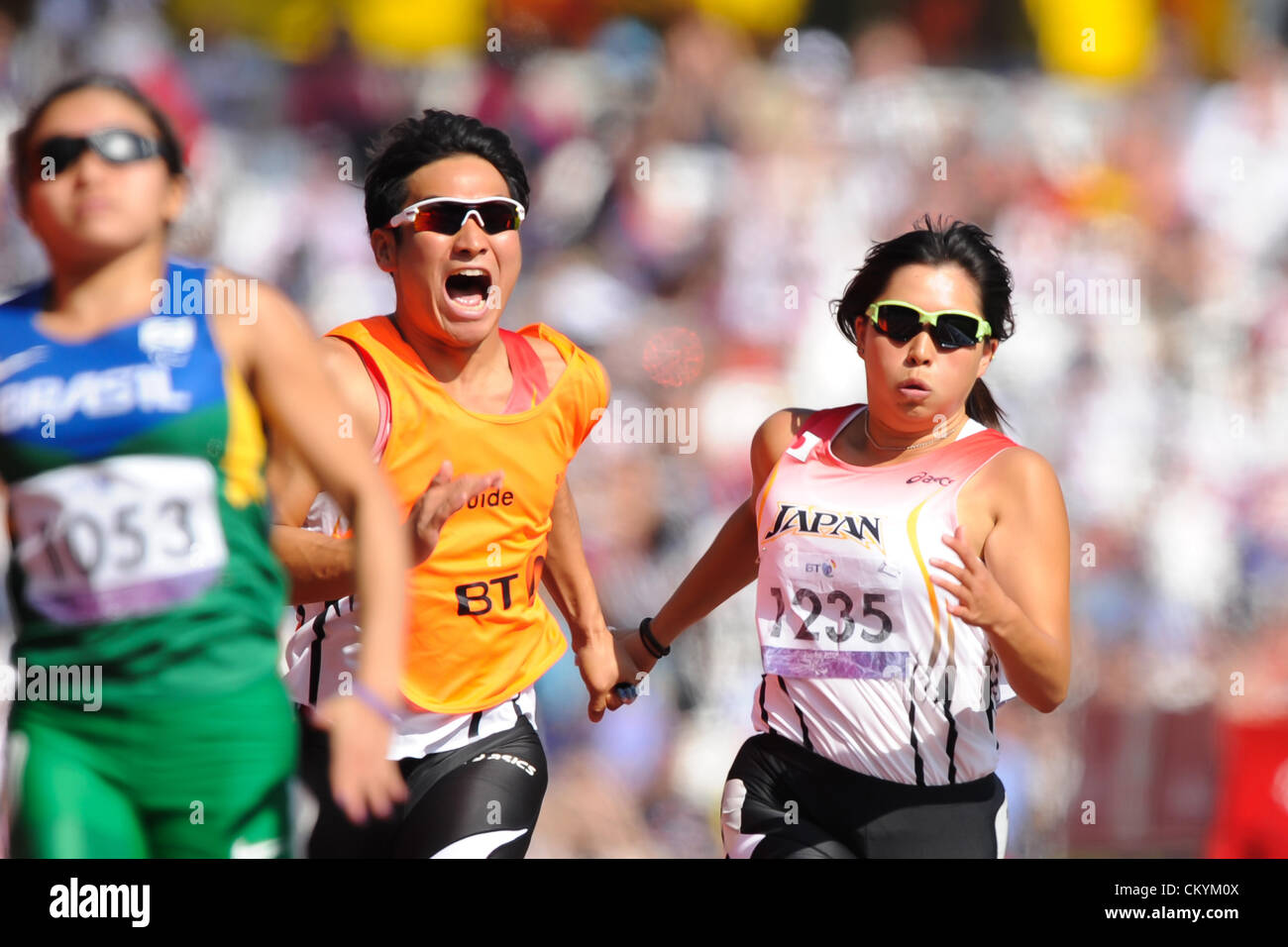 04.09.2012 Londra, Inghilterra. Stadio Olimpico. Donne 100m T11 riscalda. Katsuyuki Kondo (JAP) in azione durante il giorno 6 delle Paralimpiadi dallo Stadio Olimpico. Foto Stock