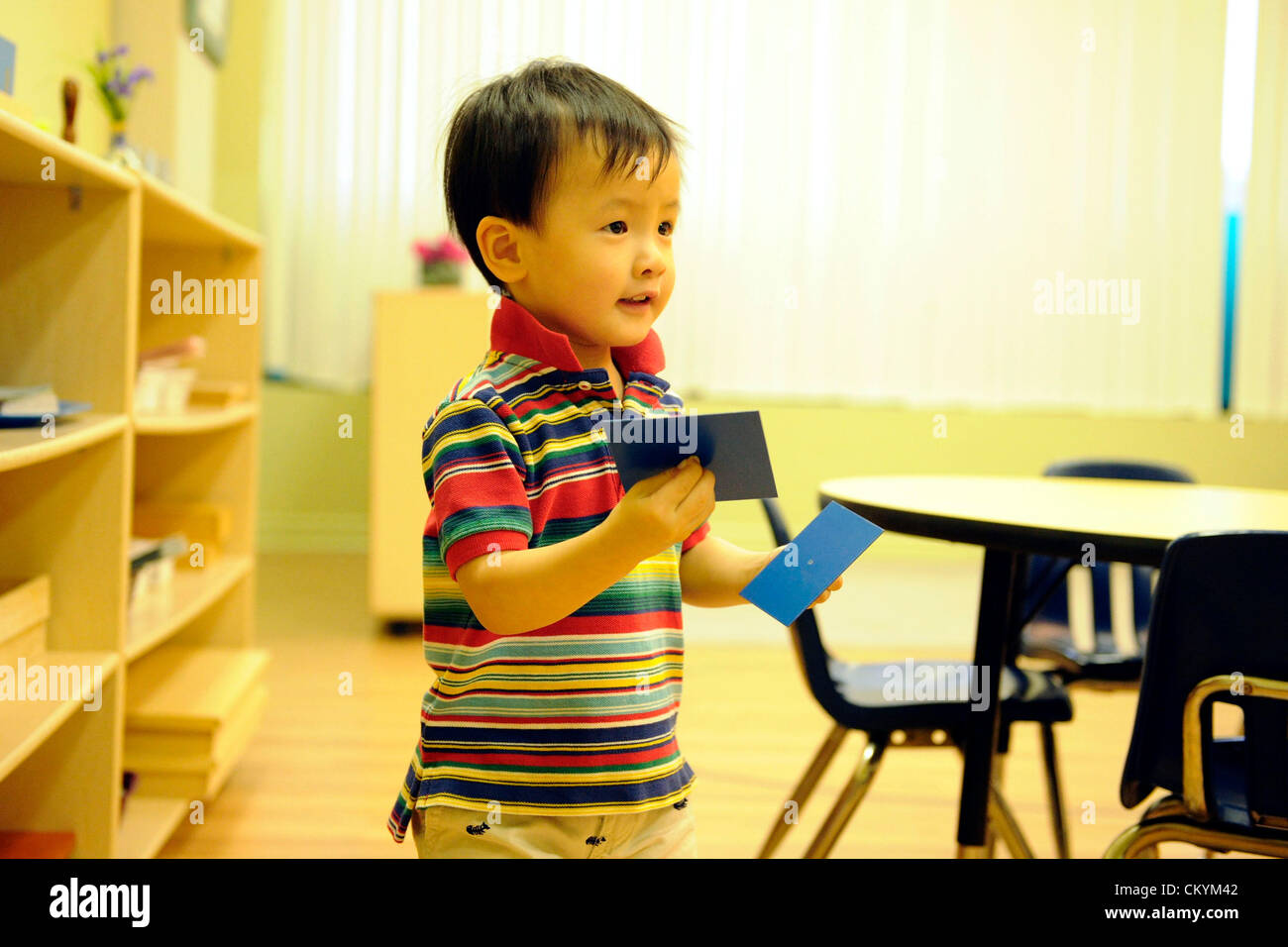 Toronto, Canada. Il 4 settembre 2012. 2 1/2 anno vecchio Brendan Chan assiste il suo primo giorno di scuola in una locale scuola di Montessori nel nord di Toronto. (DCP/N8N) Foto Stock