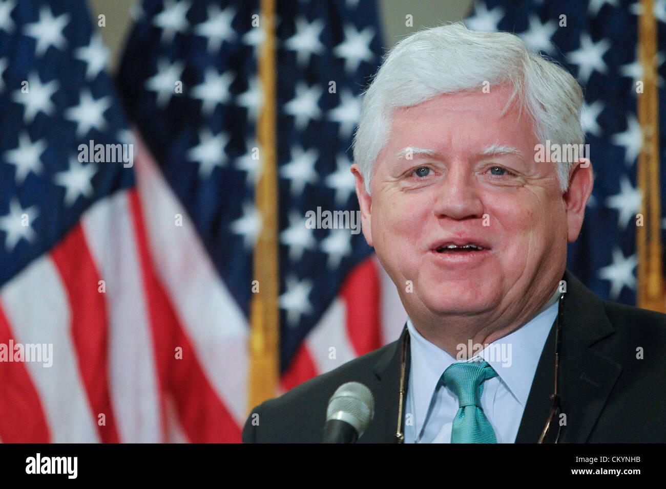 Dic. 13, 2011 - Washington D.C, U.S. - Sost. JOHN LARSON (D-Conn), presidente della casa Caucus democratico, detiene una disponibilità media immediatamente prima della chiusura Caucus democratico incontro. (Credito Immagine: © James Berglie/ZUMAPRESS.com) Foto Stock