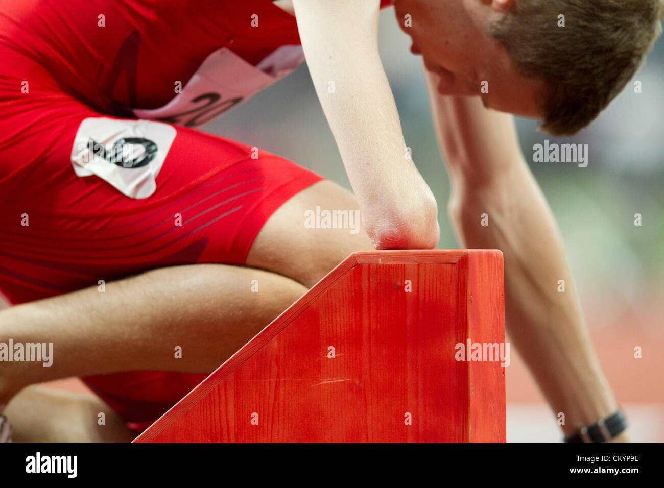 L'Austria Matzinger Gunther nel blocco di partenza degli uomini a 400 metri T46 classe a le Paralimpiadi di Londra Foto Stock