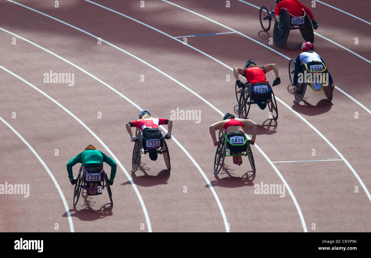 Sedia a rotelle racers nel femminile 800 metri T54 primo round calore in corrispondenza delle Paralimpiadi di Londra. Foto Stock