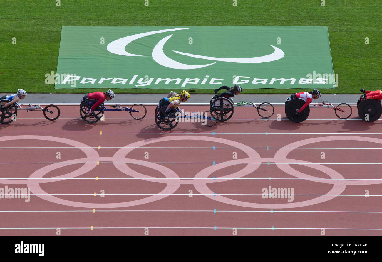 Sedia a rotelle racers nel femminile 800 metri T54 primo round al London Paralimpiadi. Foto Stock