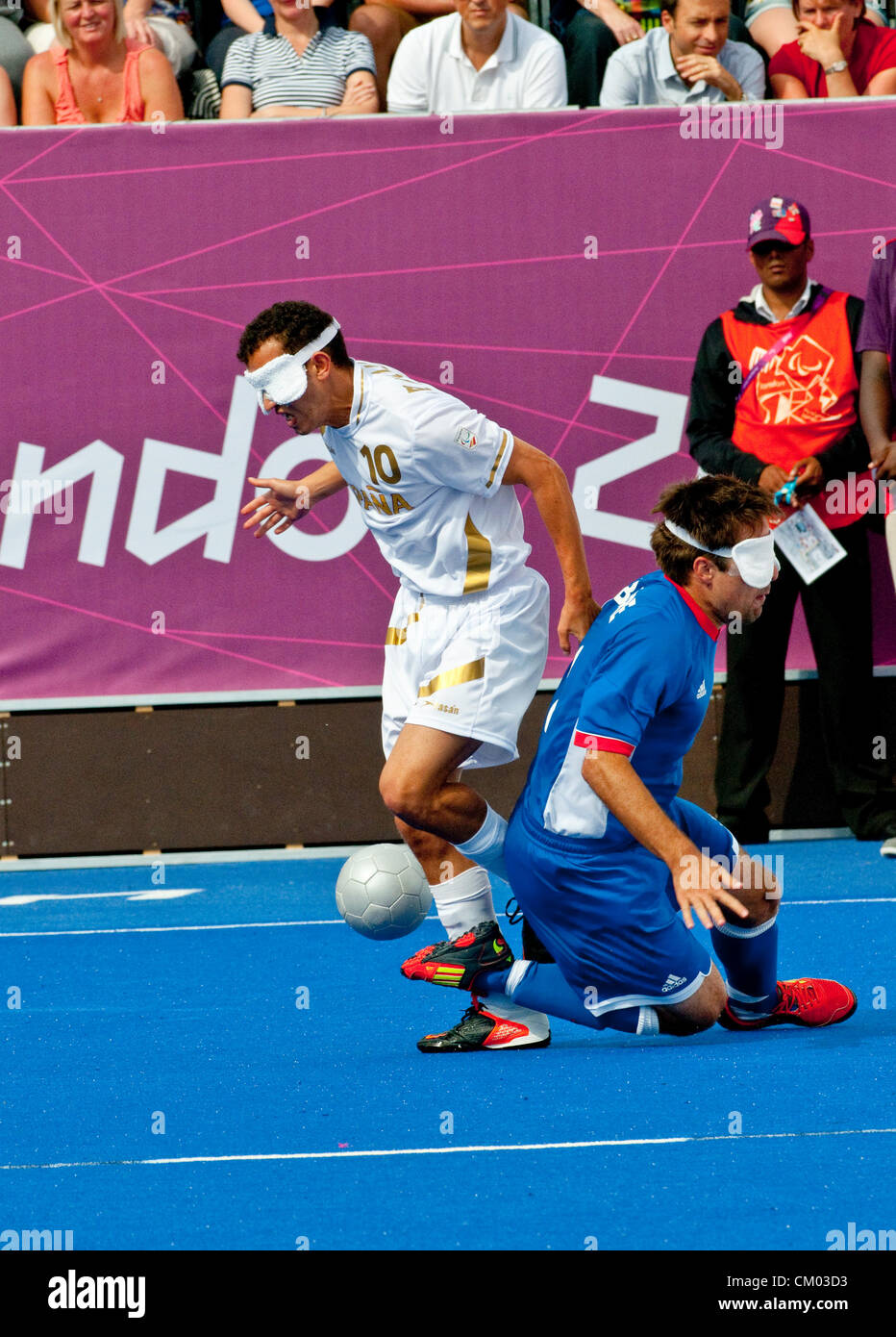 Londra, Regno Unito. Il 6 settembre 2012. David Labarre affronta Youssef El Haddaoui Rabii durante il semi-finale della tenda 5 a riposo di partita di calcio tra la Spagna e la Francia al London 2012 Giochi Paralimpici in Riverbank Venue, Olympic Park, Stratford, Londra giovedì 6 settembre, 2012. Credito: Clive Chilvers / Alamy Live News Foto Stock