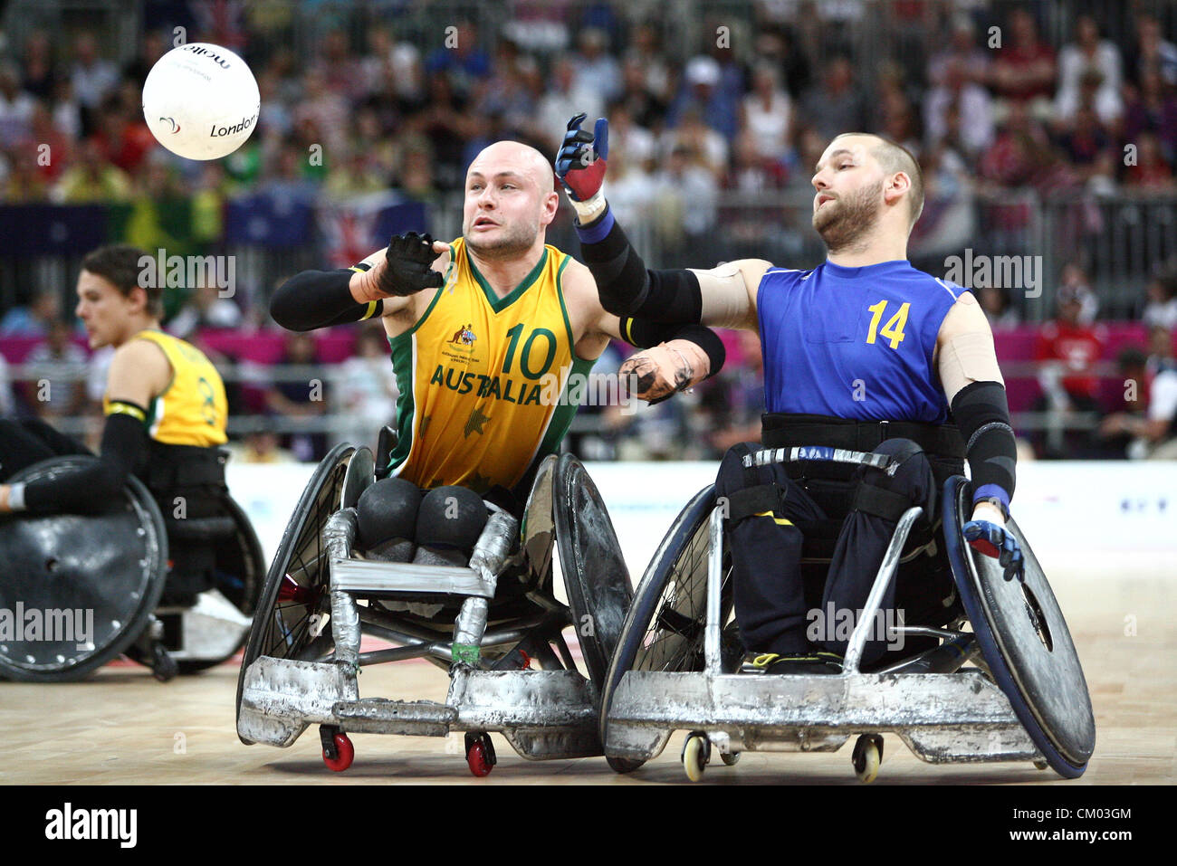 06.09.2012. Londra, Inghilterra. Chris Bond (AUS) e Andreas Collin (SWE) in azione durante il misto di Rugby in sedia a rotelle Piscina Gruppo di fase B match tra Australia e Svezia durante il giorno 8 delle Paralimpiadi di Londra dal basket Arena Foto Stock