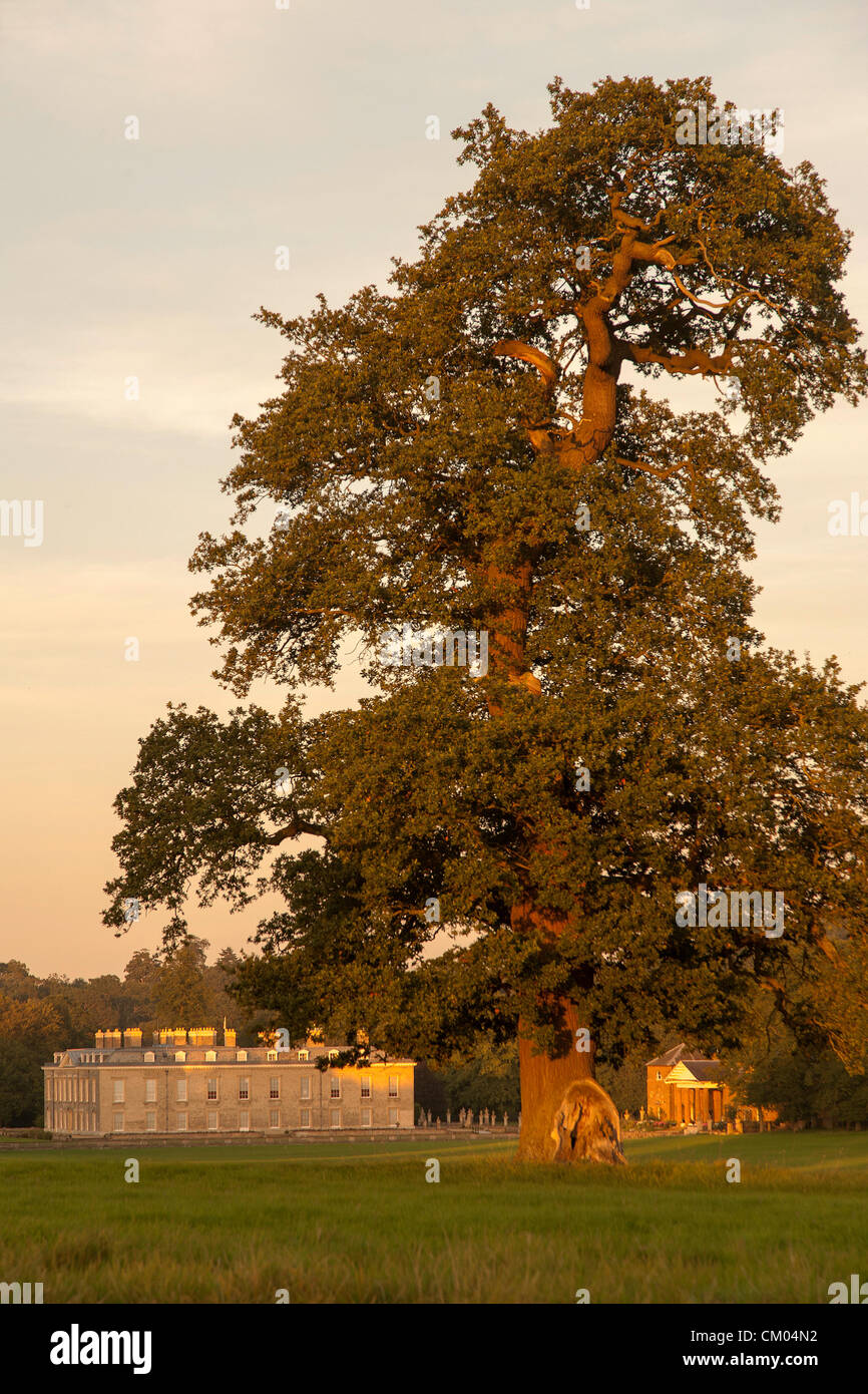 Northampton UK. Il 6 settembre 2012. A quindici anni dal funerale di Diana. La principessa di Galles. Il sole che tramonta sulla Althorp House Diana del luogo di riposo. vista di lato della casa e Poyntz Cottage. Credito: Keith J Smith. / Alamy Live News Foto Stock