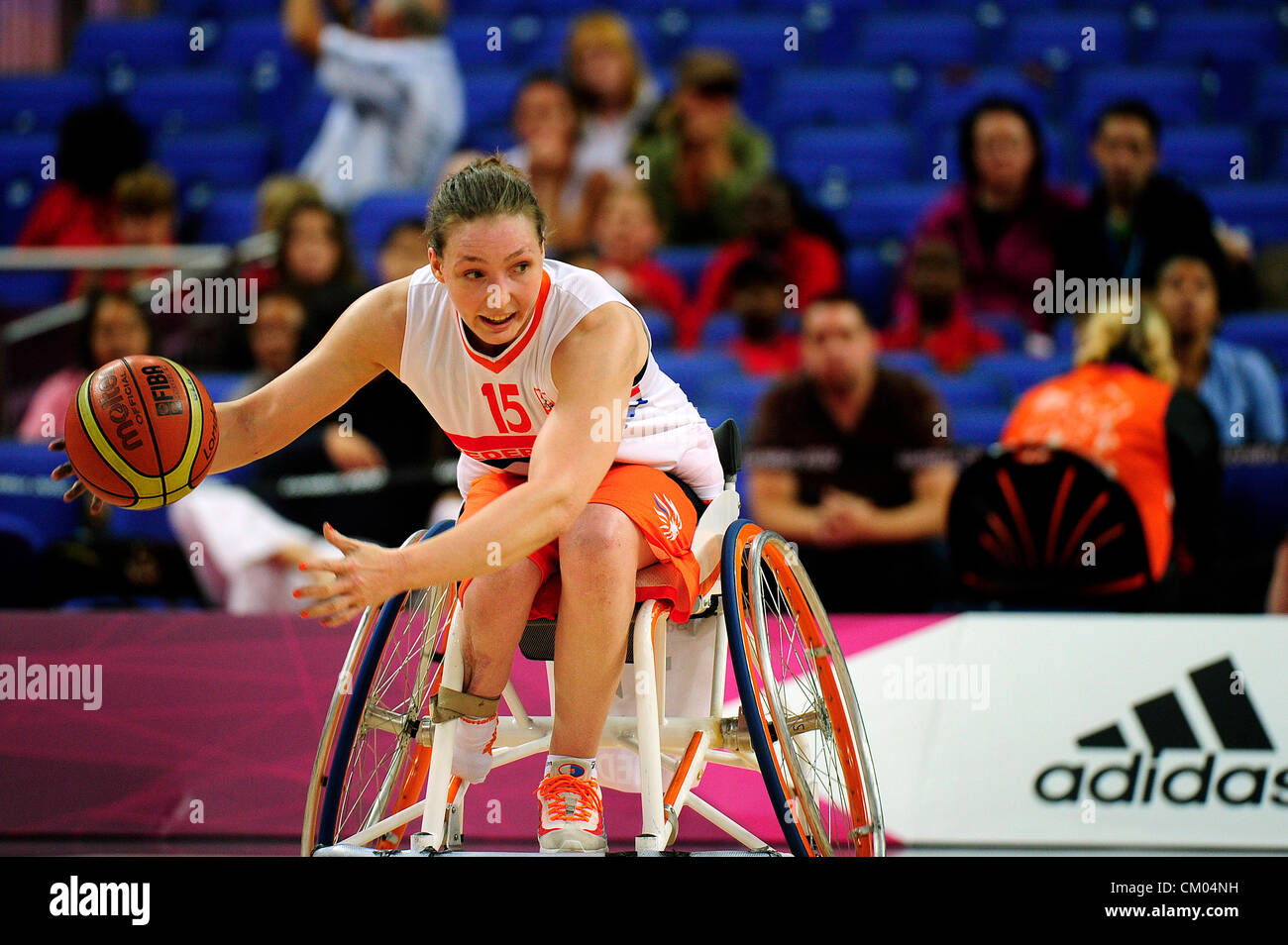 06.09.2012 Stratford, Inghilterra. Mariska Beijer dei Paesi Bassi in azione durante il basket in carrozzella il giorno 8 di Londra nel 2012 i Giochi Paralimpici presso il North Greenwich Arena. Foto Stock