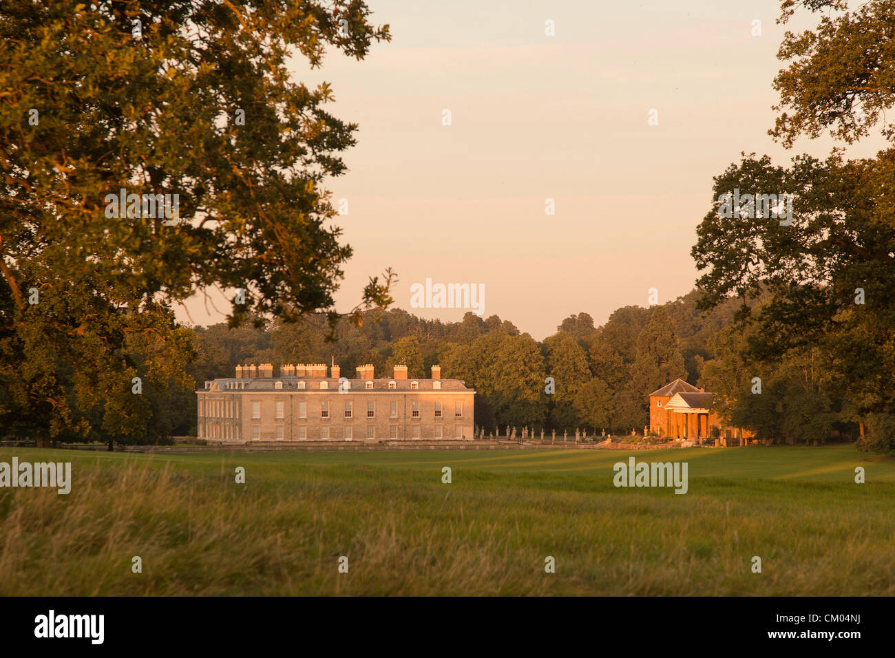 Northampton UK. Il 6 settembre 2012. A quindici anni dal funerale di Diana. La principessa di Galles. Il sole che tramonta sulla Althorp House Diana del luogo di riposo. vista di lato della casa e Poyntz Cottage. Credito: Keith J Smith. / Alamy Live News Foto Stock
