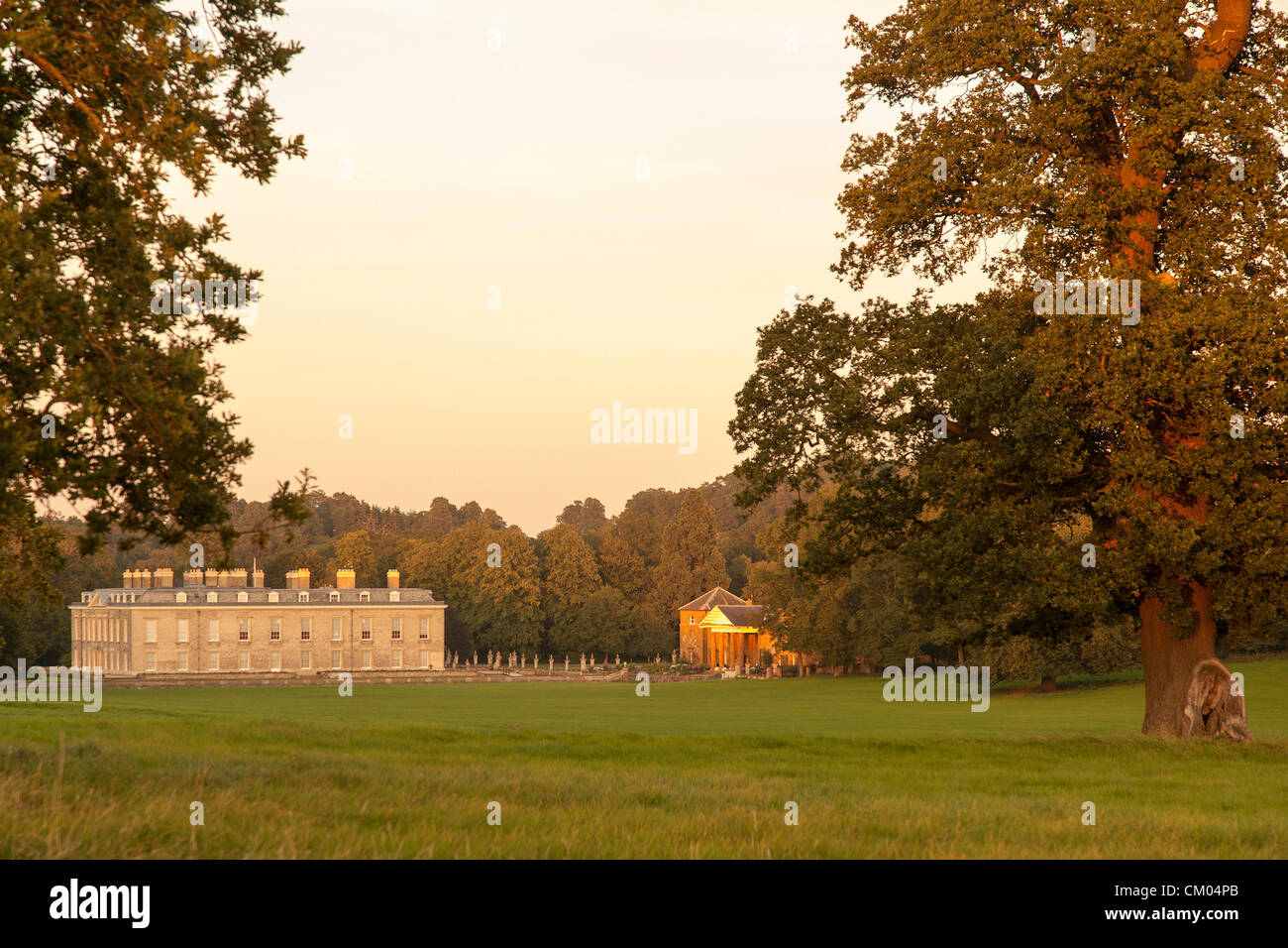 Northampton UK. Il 6 settembre 2012. A quindici anni dal funerale di Diana. La principessa di Galles. Il sole che tramonta sulla Althorp House Diana del luogo di riposo. vista di lato della casa e Poyntz Cottage. Credito: Keith J Smith. / Alamy Live News Foto Stock
