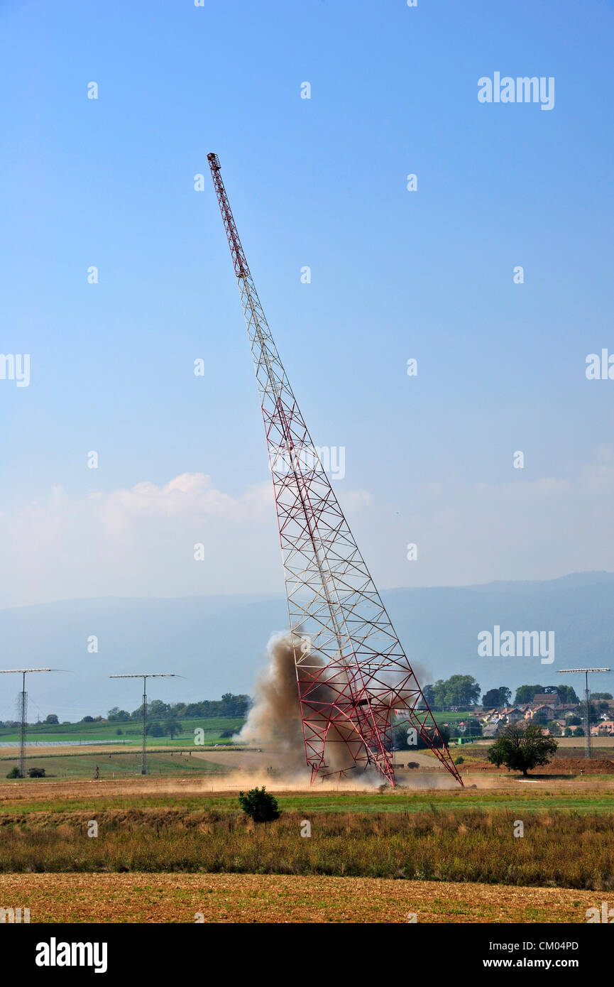 Prangins, Svizzera. Il 6 settembre 2012. Una vecchia radio torre, costruita nel 1932 e una volta utilizzata per le comunicazioni internazionali mediante la lega delle nazioni, è demolita a Prangins, Svizzera (nei pressi di Ginevra). Questa torre è uno di una coppia. Entrambi sono stati demoliti, uno dopo l'altro, nel corso della stessa operazione. Foto Stock