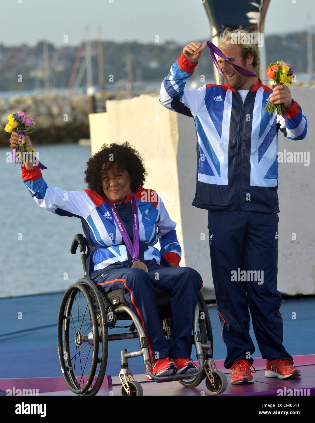 Olimpiadi di Londra 2012: Vela, Medal Ceremony Alexandra Rickham e Niki Birrell di Gran Bretagna festeggiare la conquista di bronzo in due persona Keelboat o Skud classe 18 Settembre 06th, 2012 foto da: Dorset Servizio media Foto Stock