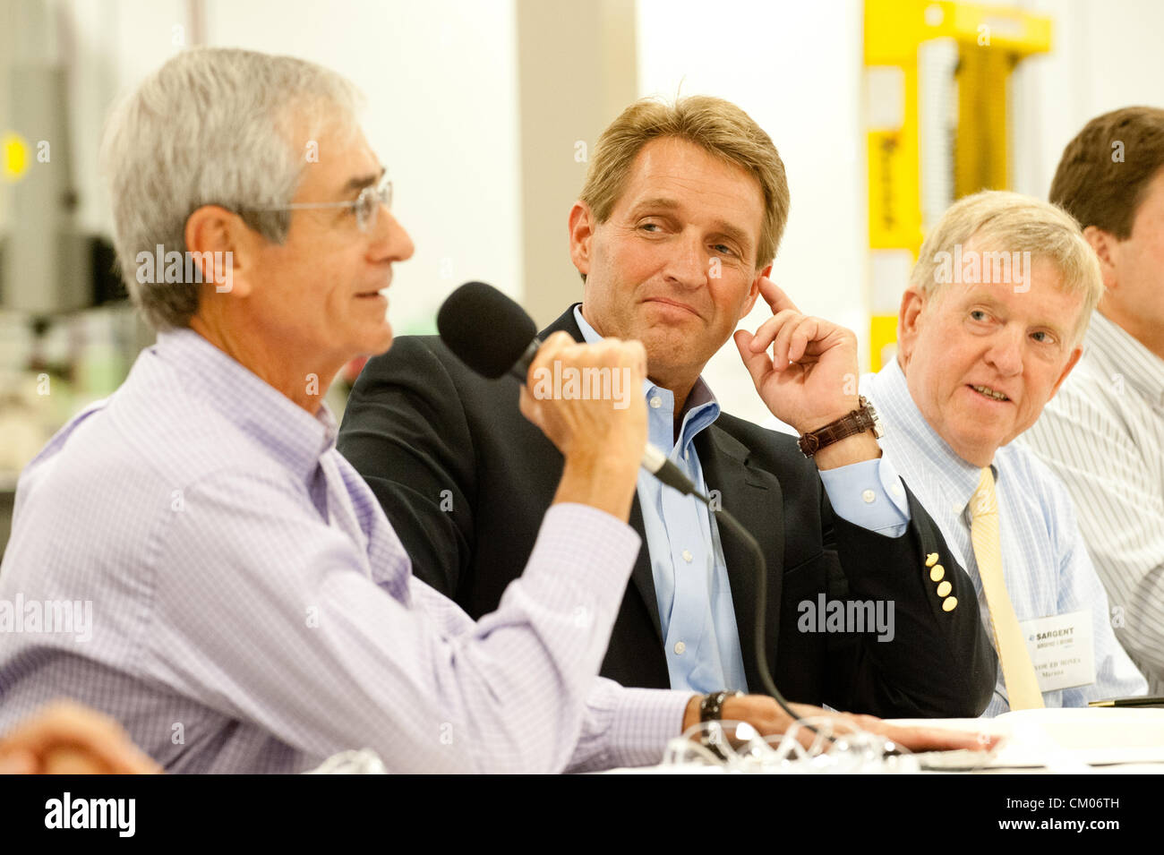 Sett. 6, 2012 - Marana, Arizona, Stati Uniti - Sost. Jeff Flake (R-Ariz.), il candidato del GOP in esecuzione contro R. Carmona, visitato a Tucson, Ariz. difesa contraente a conoscere gli effetti del possibile sequestro di bilancio nel 2013. Flake votato contro il bilancio atto di controllo che impone automatico, i tagli di bilancio se il comitato del bilancio non è in grado di tagliare $1.2 trilioni dal disavanzo. In una tavola rotonda conversazione con molti pensionati USAF generali, gran parte della discussione ha circondato il merlati di trilioni di dollari di Joint Strike Fighter (F-35) programma e le possibili ricadute per il Tucson-ar Foto Stock