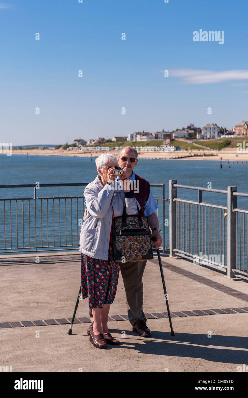 Southwold, Suffolk, Regno Unito. Il 7 settembre 2012. Una coppia di anziani godetevi il sole su Venerdì 7 Settembre 2012 all'Southwold Pier sulla costa est a Southwold, Suffolk, Inghilterra, Regno Unito. Credito: Tim Oram / Alamy Live News Foto Stock