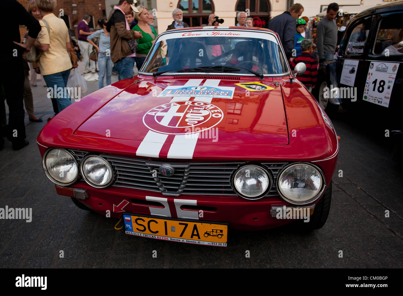 Settembre 07, 2012. Cracow Polonia - Inizio del 1° Rally Storico della Polonia. Il rally si riferiscono alla tradizione del Rally di Polonia e la sua formula al Rallye Monte Carlo Historique. Rally di Polonia è la seconda più antica di rally automobilistico in tutto il mondo, dopo il famoso Rally di Monte Carlo. È anche il più prestigioso e il più grande evento di sport automobilistico in Polonia e in Europa centrale. La prima edizione del rally ha avuto luogo nel 1921. Oggi per la prima volta la sua storica edizione è stato avviato. Foto Stock