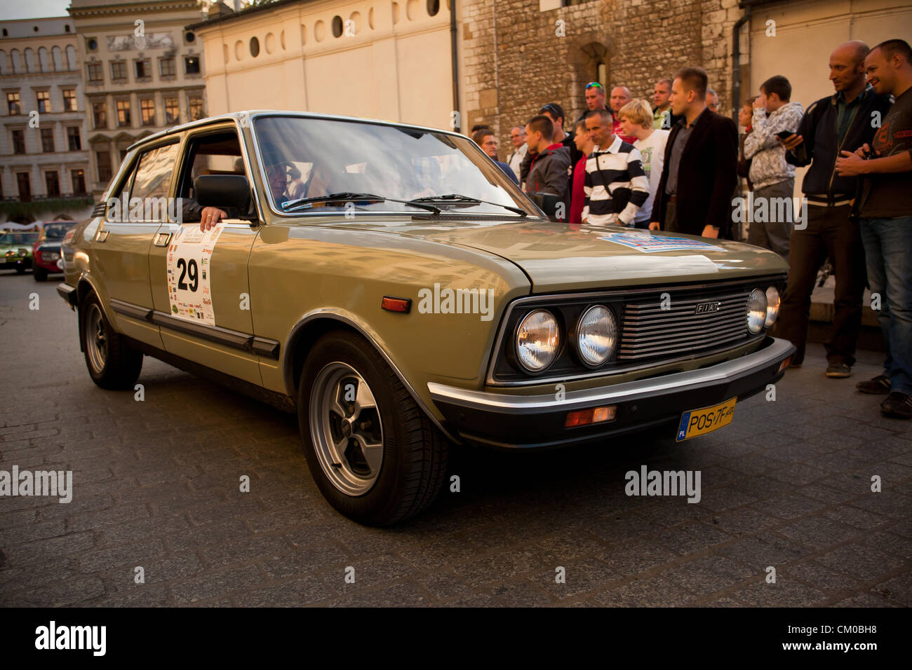Settembre 07, 2012. Cracow Polonia - Inizio del 1° Rally Storico della Polonia. Il rally si riferiscono alla tradizione del Rally di Polonia e la sua formula al Rallye Monte Carlo Historique. Rally di Polonia è la seconda più antica di rally automobilistico in tutto il mondo, dopo il famoso Rally di Monte Carlo. È anche il più prestigioso e il più grande evento di sport automobilistico in Polonia e in Europa centrale. La prima edizione del rally ha avuto luogo nel 1921. Oggi per la prima volta la sua storica edizione è stato avviato. Foto Stock