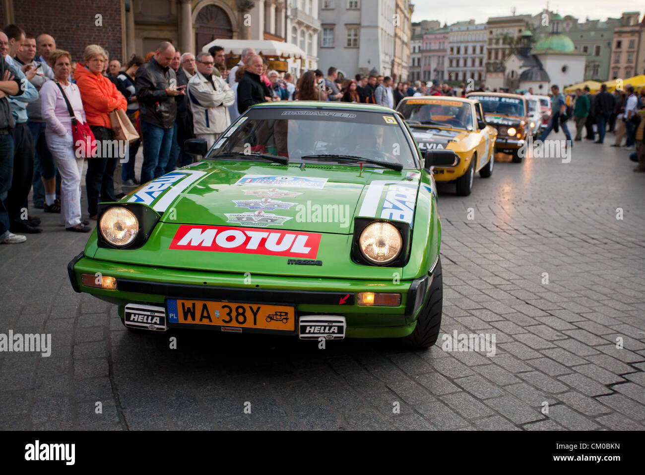 Settembre 07, 2012. Cracow Polonia - Inizio del 1° Rally Storico della Polonia. Il rally si riferiscono alla tradizione del Rally di Polonia e la sua formula al Rallye Monte Carlo Historique. Rally di Polonia è la seconda più antica di rally automobilistico in tutto il mondo, dopo il famoso Rally di Monte Carlo. È anche il più prestigioso e il più grande evento di sport automobilistico in Polonia e in Europa centrale. La prima edizione del rally ha avuto luogo nel 1921. Oggi per la prima volta la sua storica edizione è stato avviato. Foto Stock