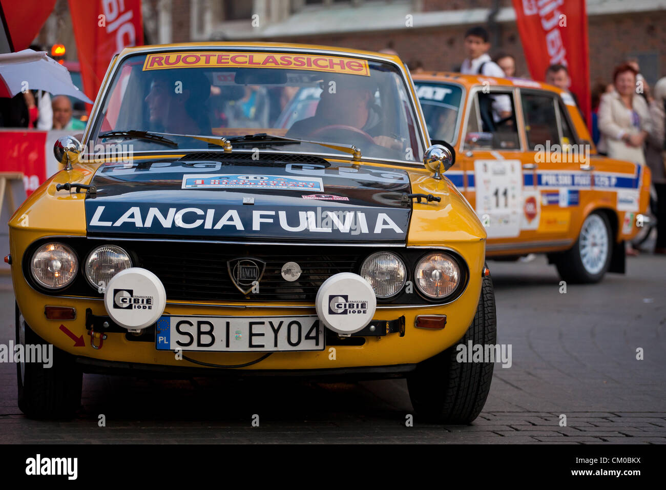 Settembre 07, 2012. Cracow Polonia - Inizio del 1° Rally Storico della Polonia. Il rally si riferiscono alla tradizione del Rally di Polonia e la sua formula al Rallye Monte Carlo Historique. Rally di Polonia è la seconda più antica di rally automobilistico in tutto il mondo, dopo il famoso Rally di Monte Carlo. È anche il più prestigioso e il più grande evento di sport automobilistico in Polonia e in Europa centrale. La prima edizione del rally ha avuto luogo nel 1921. Oggi per la prima volta la sua storica edizione è stato avviato. Foto Stock