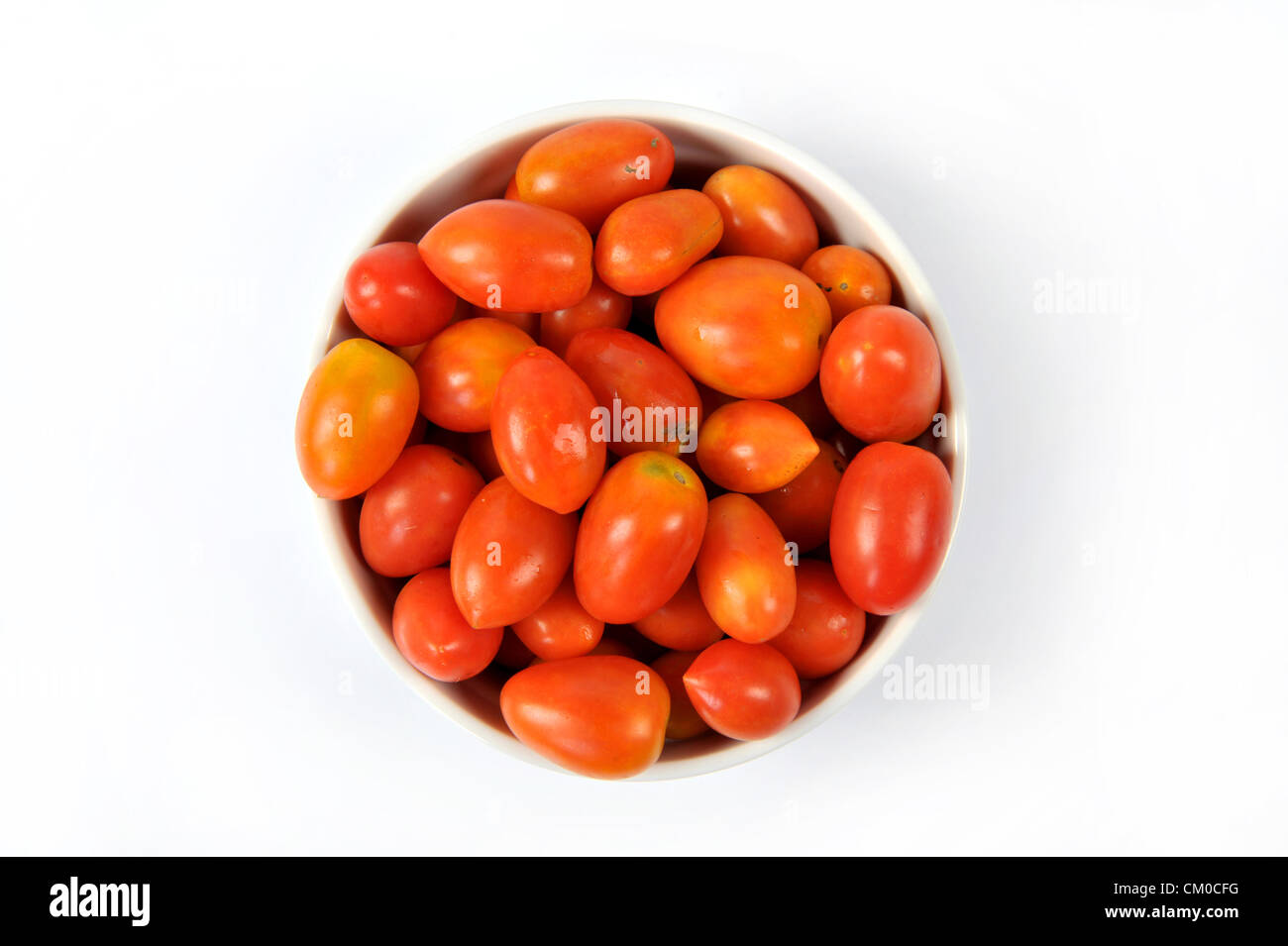 Pomodori uva su bianco Foto Stock