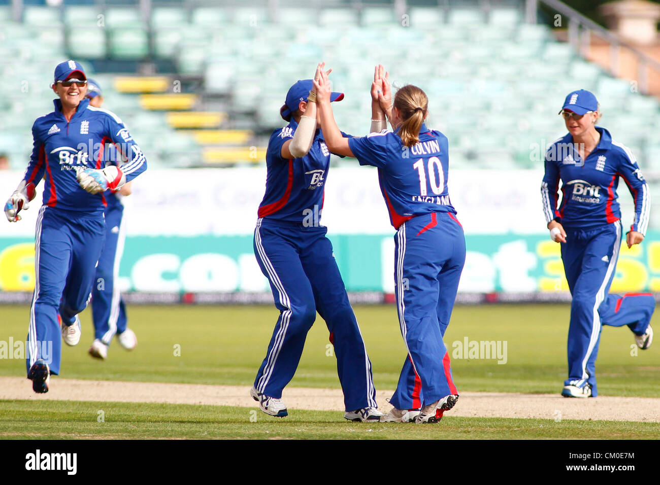 08/09/2012 Durham, Inghilterra. Holly Colvin celebra un paletto durante il 1° Nat West t20 partita di cricket tra Inghilterra donne squadra e West Indies donne e ha suonato presso Emirato Riverside Cricket Ground: Credito: Mitchell Gunn Foto Stock