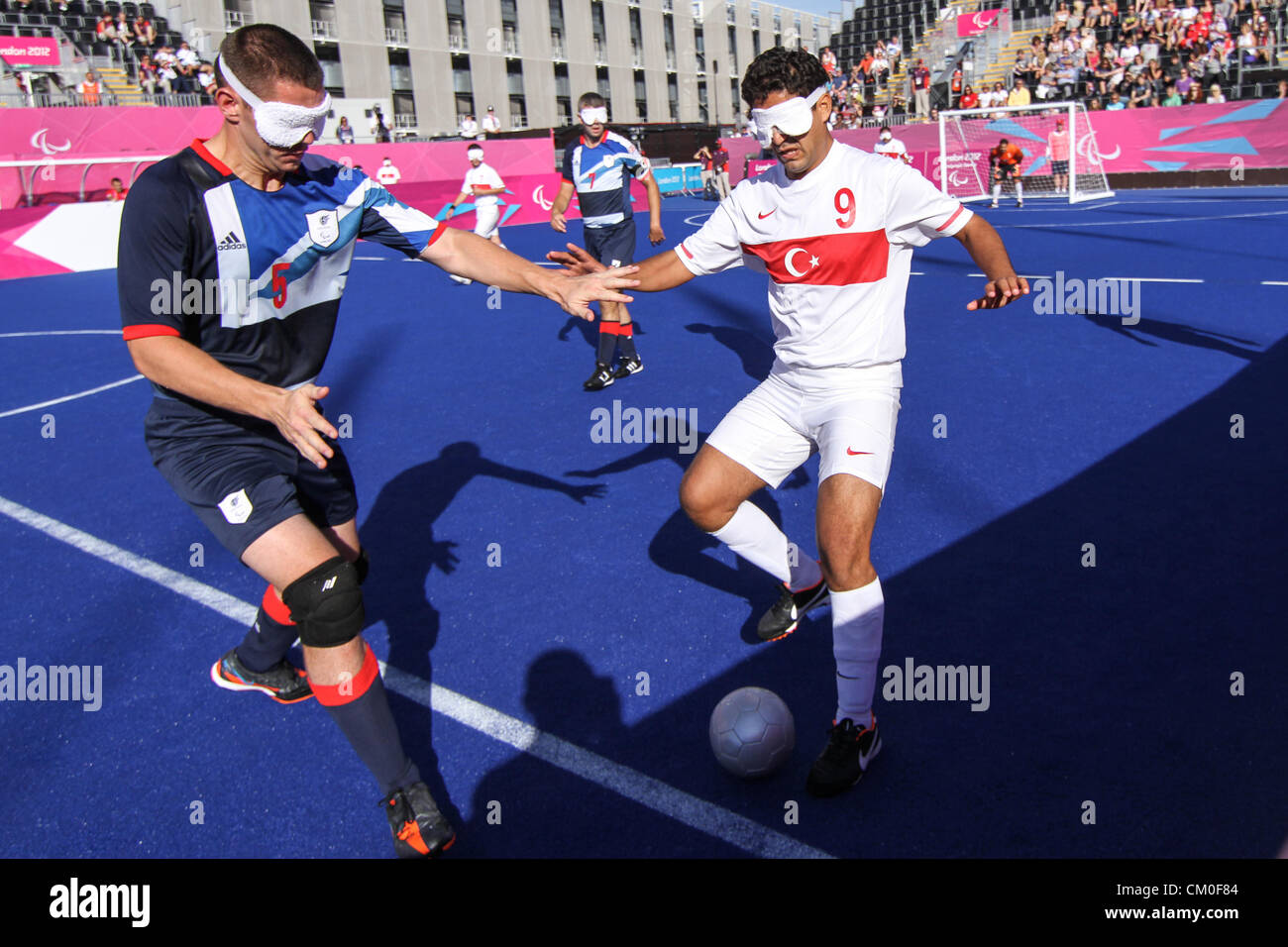 Londra, Regno Unito. 8 settembre 2012. 08.09.2012 Londra, Inghilterra. Uomini 5 di un lato 7-8 classificazione corrispondono, GBR vs TUR cliente 2-0 K KURBETOGLU (TUR) e d inglese (GBR) in azione durante il giorno 10 del London 2012 Giochi Paralimpici presso la riva del fiume Arena, il Parco Olimpico. Credit: Azione Plus immagini di Sport / Alamy Live News Foto Stock