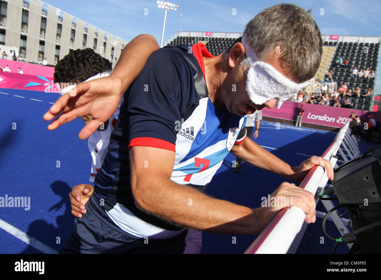 Londra, Regno Unito. 8 settembre 2012. 08.09.2012 Londra, Inghilterra. Uomini 5 di un lato 7-8 classificazione corrispondono, GBR vs TUR cliente 2-0 K KURBETOGLU (TUR) e D Clarke (GBR) in azione durante il giorno 10 del London 2012 Giochi Paralimpici presso la riva del fiume Arena, il Parco Olimpico. Credit: Azione Plus immagini di Sport / Alamy Live News Foto Stock