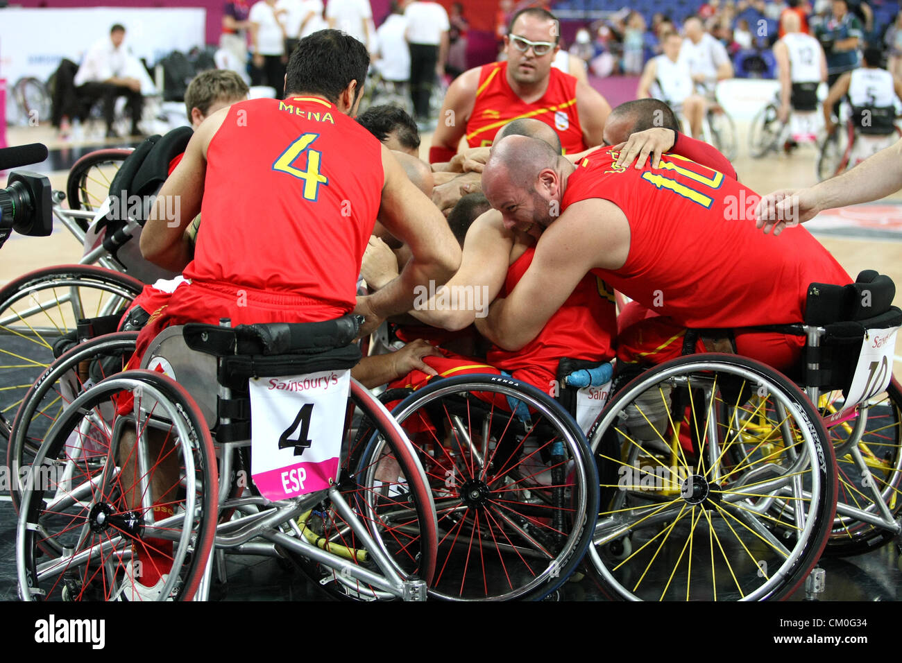 08.09.2012. Londra, Inghilterra. Giocatori spagnoli celebrano dopo aver vinto i loro uomini il basket in carrozzella Classificazione dei playoff 5/6 match contro la Germania durante il giorno 10 delle Paralimpiadi di Londra dal North Greenwich Arena Foto Stock