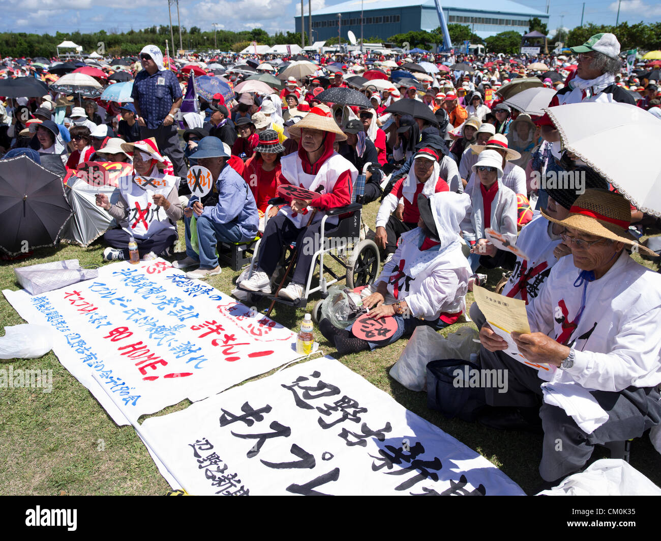 US Marine Corps MV-22 Osprey elicotteri sono programmati per essere in base al Marine Corps Air Station Futenma nel centro di Okinawa. Nella città di Ginowan, decine di migliaia di locali di protesta contro la scarsa sicurezza del falco pescatore e l'ubicazione vicina di Futenma alle aree residenziali. 9/9/2012 Foto Stock