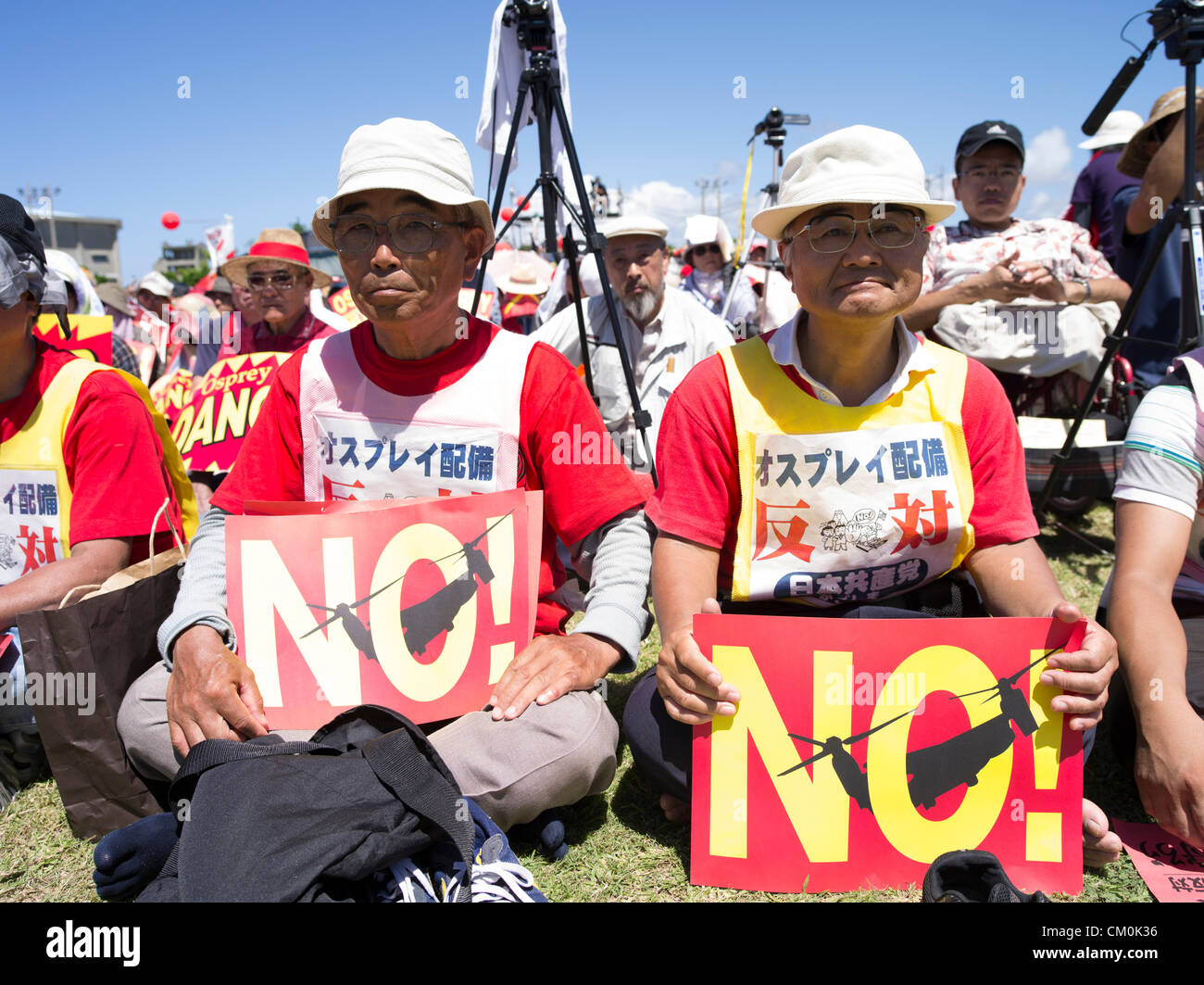 US Marine Corps MV-22 Osprey elicotteri sono programmati per essere in base al Marine Corps Air Station Futenma nel centro di Okinawa. Nella città di Ginowan, decine di migliaia di locali di protesta contro la scarsa sicurezza del falco pescatore e l'ubicazione vicina di Futenma alle aree residenziali. 9/9/2012 Foto Stock