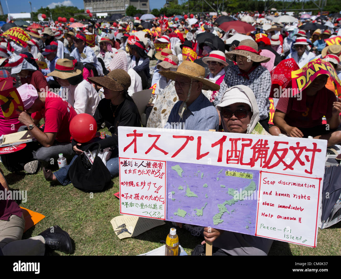 US Marine Corps MV-22 Osprey elicotteri sono programmati per essere in base al Marine Corps Air Station Futenma nel centro di Okinawa. Nella città di Ginowan, decine di migliaia di locali di protesta contro la scarsa sicurezza del falco pescatore e l'ubicazione vicina di Futenma alle aree residenziali. 9/9/2012 Foto Stock