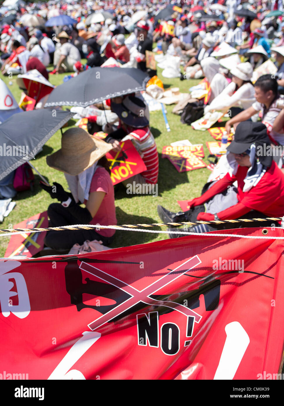 US Marine Corps MV-22 Osprey elicotteri sono programmati per essere in base al Marine Corps Air Station Futenma nel centro di Okinawa. Nella città di Ginowan, decine di migliaia di locali di protesta contro la scarsa sicurezza del falco pescatore e l'ubicazione vicina di Futenma alle aree residenziali. 9/9/2012 Foto Stock