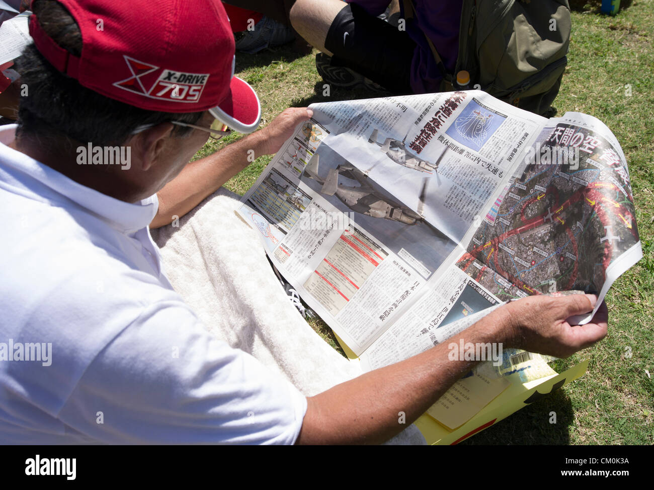 US Marine Corps MV-22 Osprey elicotteri sono programmati per essere in base al Marine Corps Air Station Futenma nel centro di Okinawa. Nella città di Ginowan, decine di migliaia di locali di protesta contro la scarsa sicurezza del falco pescatore e l'ubicazione vicina di Futenma alle aree residenziali. 9/9/2012 Foto Stock