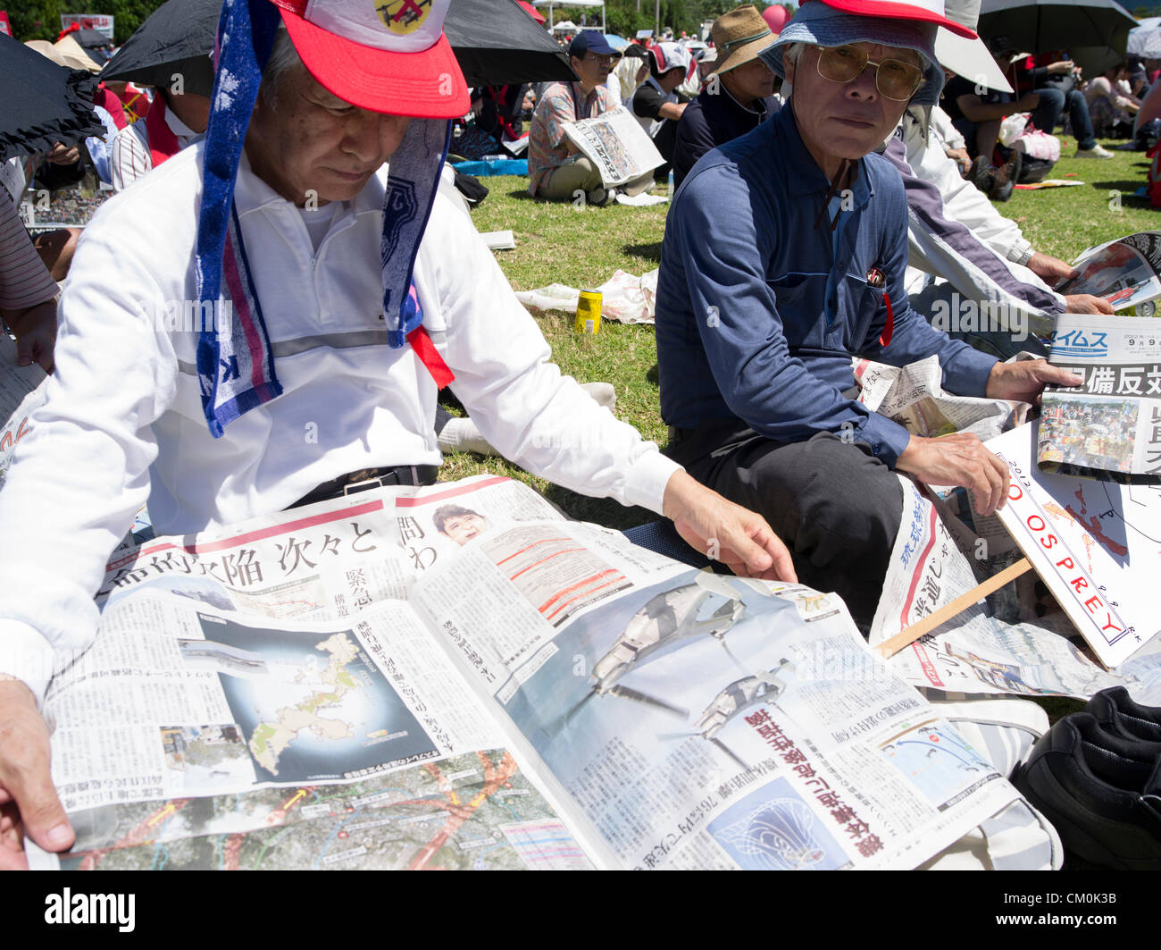 US Marine Corps MV-22 Osprey elicotteri sono programmati per essere in base al Marine Corps Air Station Futenma nel centro di Okinawa. Nella città di Ginowan, decine di migliaia di locali di protesta contro la scarsa sicurezza del falco pescatore e l'ubicazione vicina di Futenma alle aree residenziali. 9/9/2012 Foto Stock