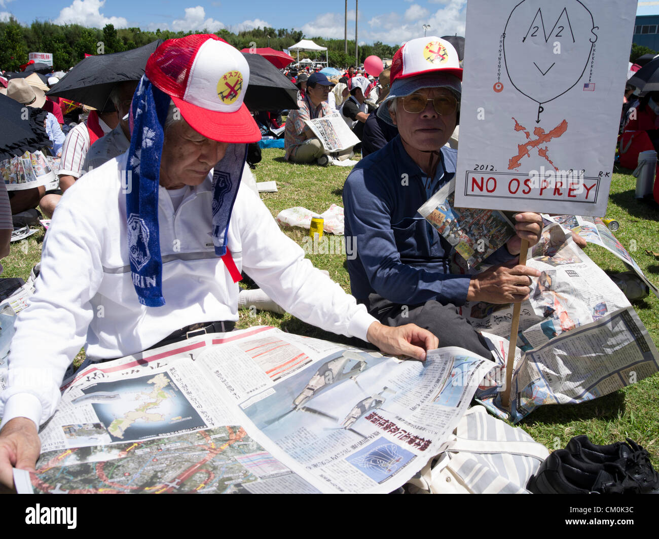 US Marine Corps MV-22 Osprey elicotteri sono programmati per essere in base al Marine Corps Air Station Futenma nel centro di Okinawa. Nella città di Ginowan, decine di migliaia di locali di protesta contro la scarsa sicurezza del falco pescatore e l'ubicazione vicina di Futenma alle aree residenziali. 9/9/2012 Foto Stock