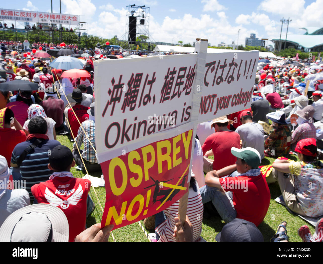 US Marine Corps MV-22 Osprey elicotteri sono programmati per essere in base al Marine Corps Air Station Futenma nel centro di Okinawa. Nella città di Ginowan, decine di migliaia di locali di protesta contro la scarsa sicurezza del falco pescatore e l'ubicazione vicina di Futenma alle aree residenziali. 9/9/2012 Foto Stock