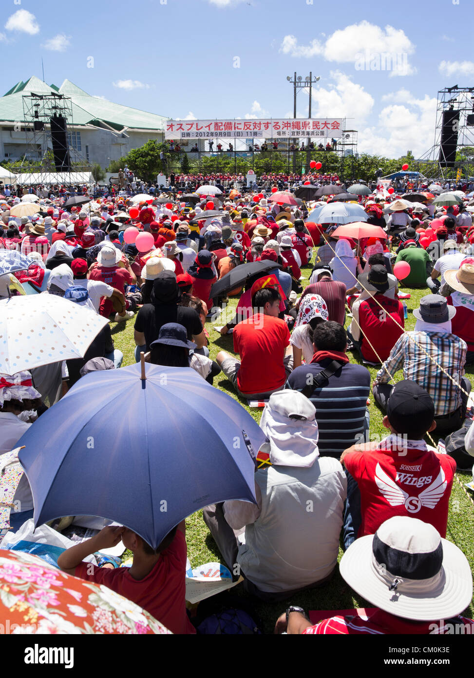 US Marine Corps MV-22 Osprey elicotteri sono programmati per essere in base al Marine Corps Air Station Futenma nel centro di Okinawa. Nella città di Ginowan, decine di migliaia di locali di protesta contro la scarsa sicurezza del falco pescatore e l'ubicazione vicina di Futenma alle aree residenziali. 9/9/2012 Foto Stock