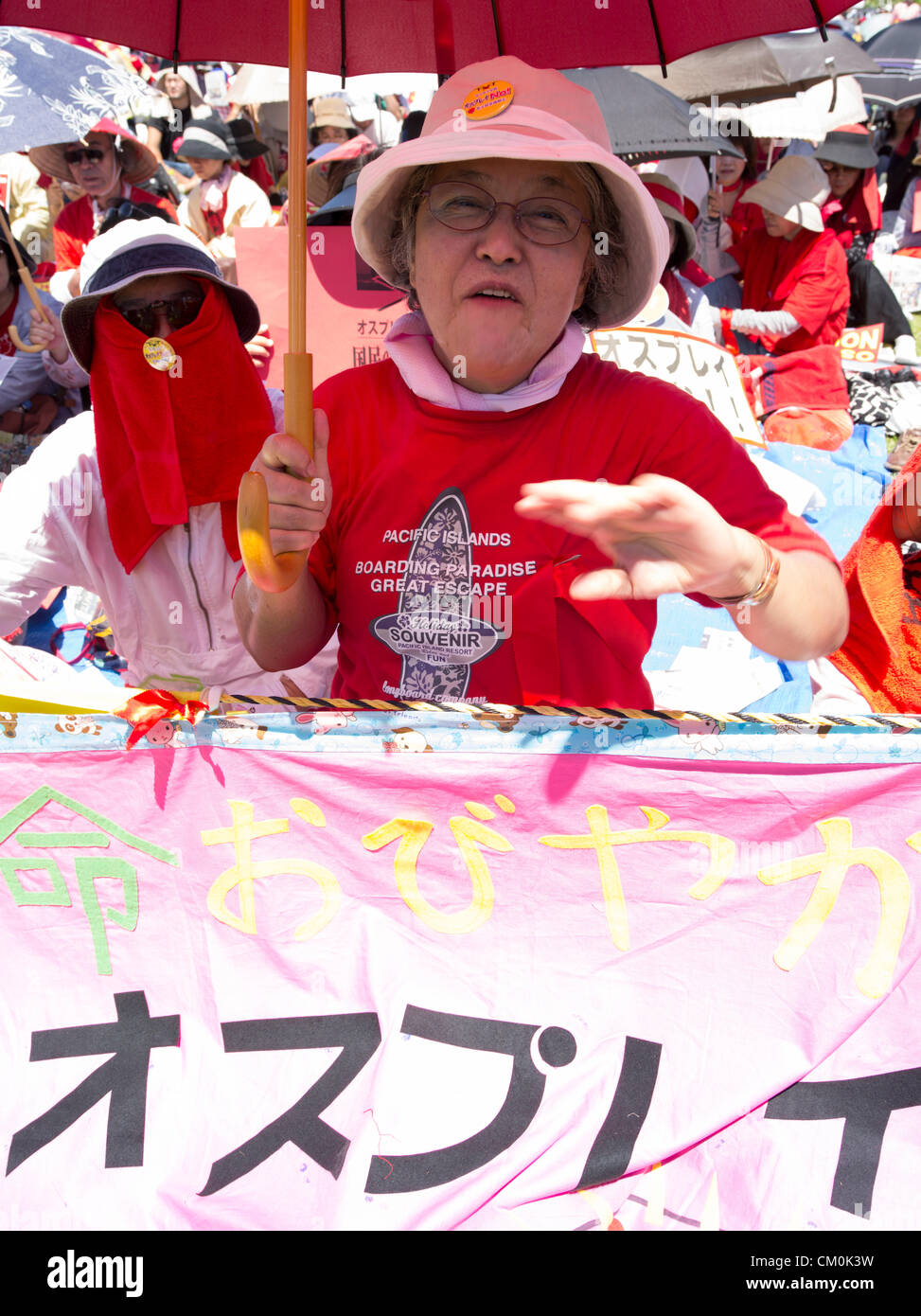 US Marine Corps MV-22 Osprey elicotteri sono programmati per essere in base al Marine Corps Air Station Futenma nel centro di Okinawa. Nella città di Ginowan, decine di migliaia di locali di protesta contro la scarsa sicurezza del falco pescatore e l'ubicazione vicina di Futenma alle aree residenziali. 9/9/2012 Foto Stock