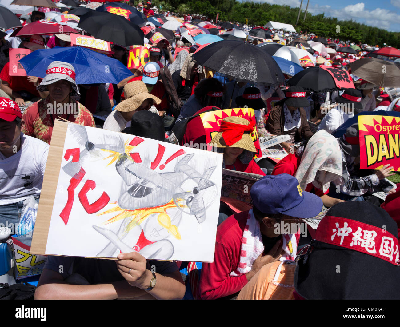 US Marine Corps MV-22 Osprey elicotteri sono programmati per essere in base al Marine Corps Air Station Futenma nel centro di Okinawa. Nella città di Ginowan, decine di migliaia di locali di protesta contro la scarsa sicurezza del falco pescatore e l'ubicazione vicina di Futenma alle aree residenziali. 9/9/2012 Foto Stock